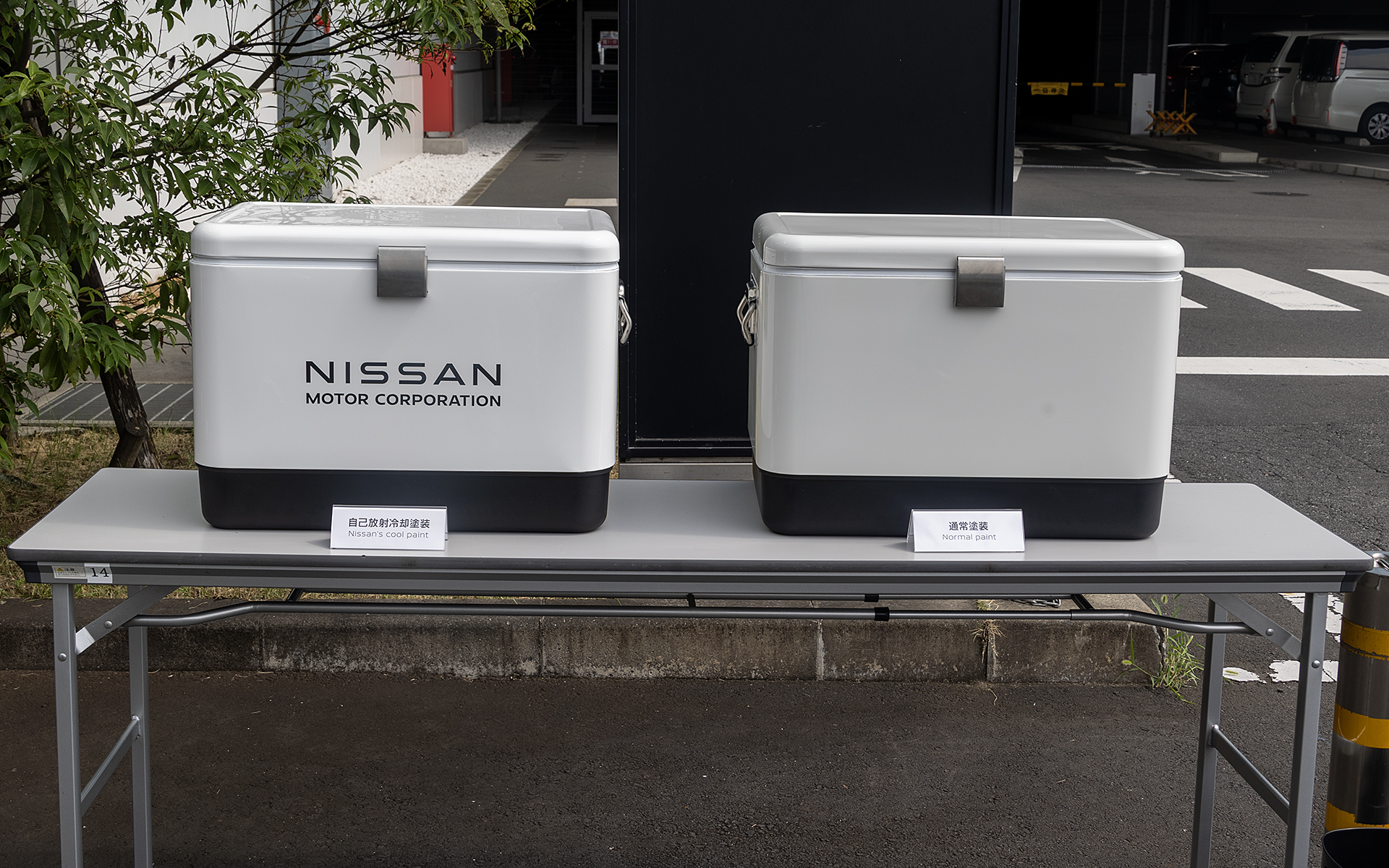 クーラーボックスにも塗料の塗り分けを行ない保冷効果の差をデモ。熱を持ちにくい塗料ということでクルマ以外への転用にも大きな効果が期待できる