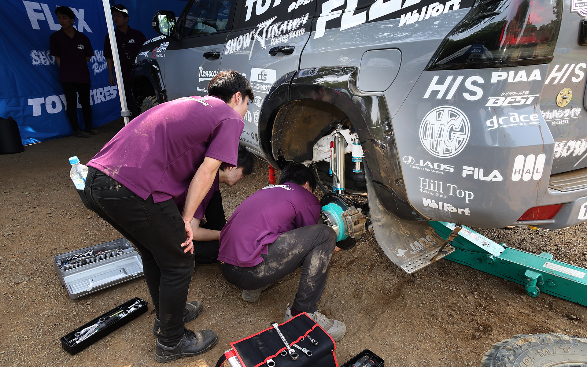 報道関係者に公開されたテストでセッティング変更を行なう中央自動車大学校（CTS）の学生たち