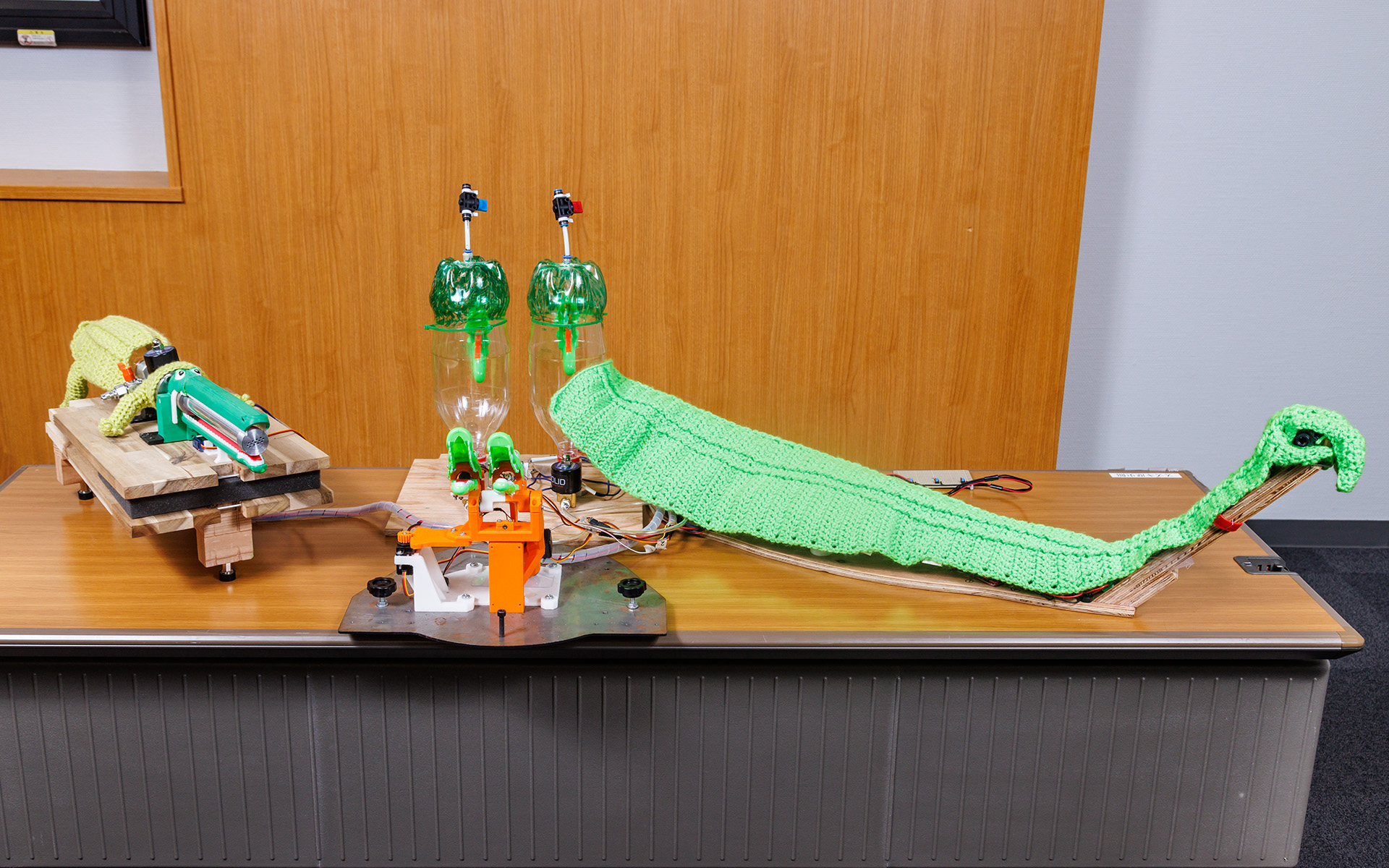 Sズキが魔改造したワニちゃん水鉄砲の「わにわにバンバンバーン」。3匹それぞれに名前がついていて、左から「Burn-魔鈴ちゃん」、「Van-二鈴ちゃん」、「Bang-四鈴ちゃん」。読み方は、まりん、にりん、よんりん……どこかのメーカーの事業紹介か？