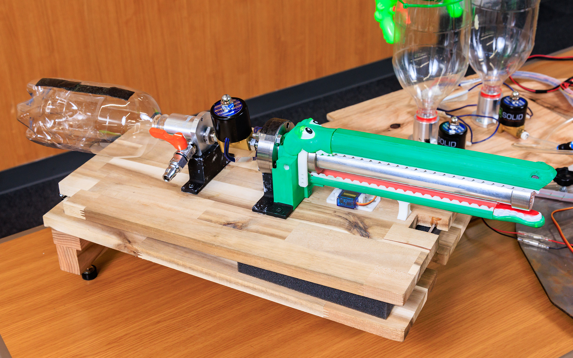 編み物で包まれた身体は圧縮空気用のペットボトル