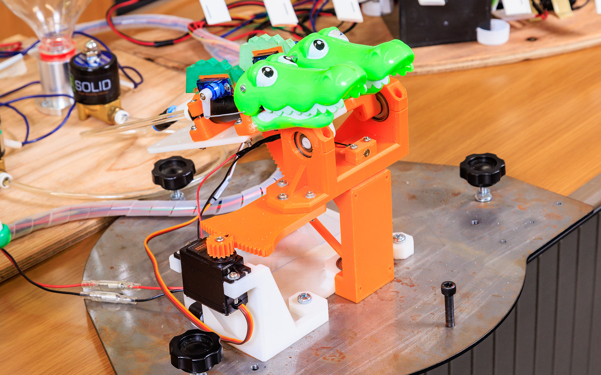 全体散布タイプのVan-二鈴ちゃん（左）と、カメラを備えた炎検知タイプのBang-四鈴ちゃん（右）