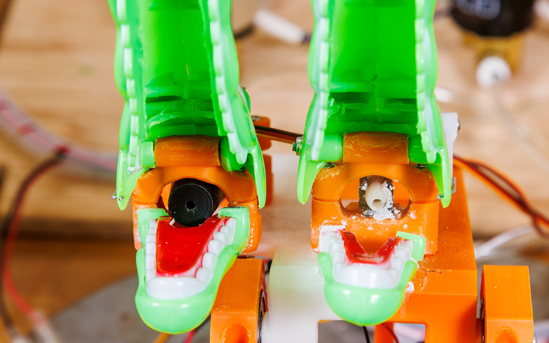 ほぼ同じようなワニちゃんに見えるが、大きく口を開くとノズルの形状が異なる