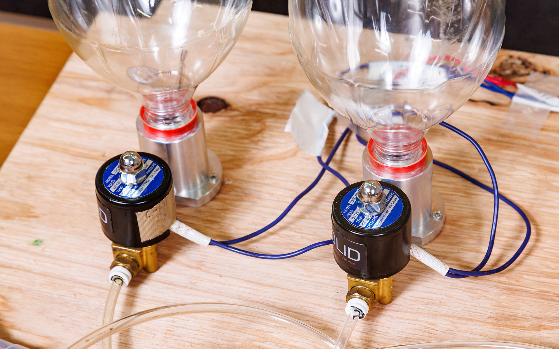 それぞれのワニちゃんに水を供給するソレノイドバルブにつながる1.5Lのコーラのペットボトルは、メンバーが探し回って全員で飲んだという逸話つき