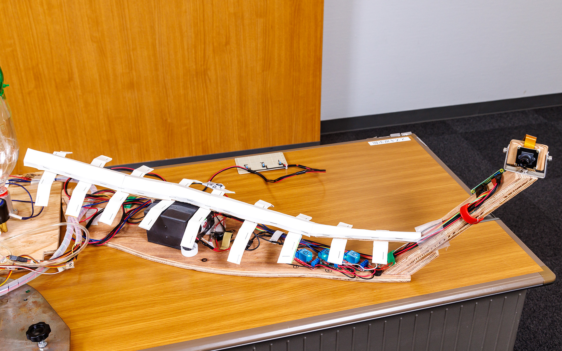 Bang-四鈴ちゃんの編み物でできた左腕は牛乳パック製の骨組みで配線を保護