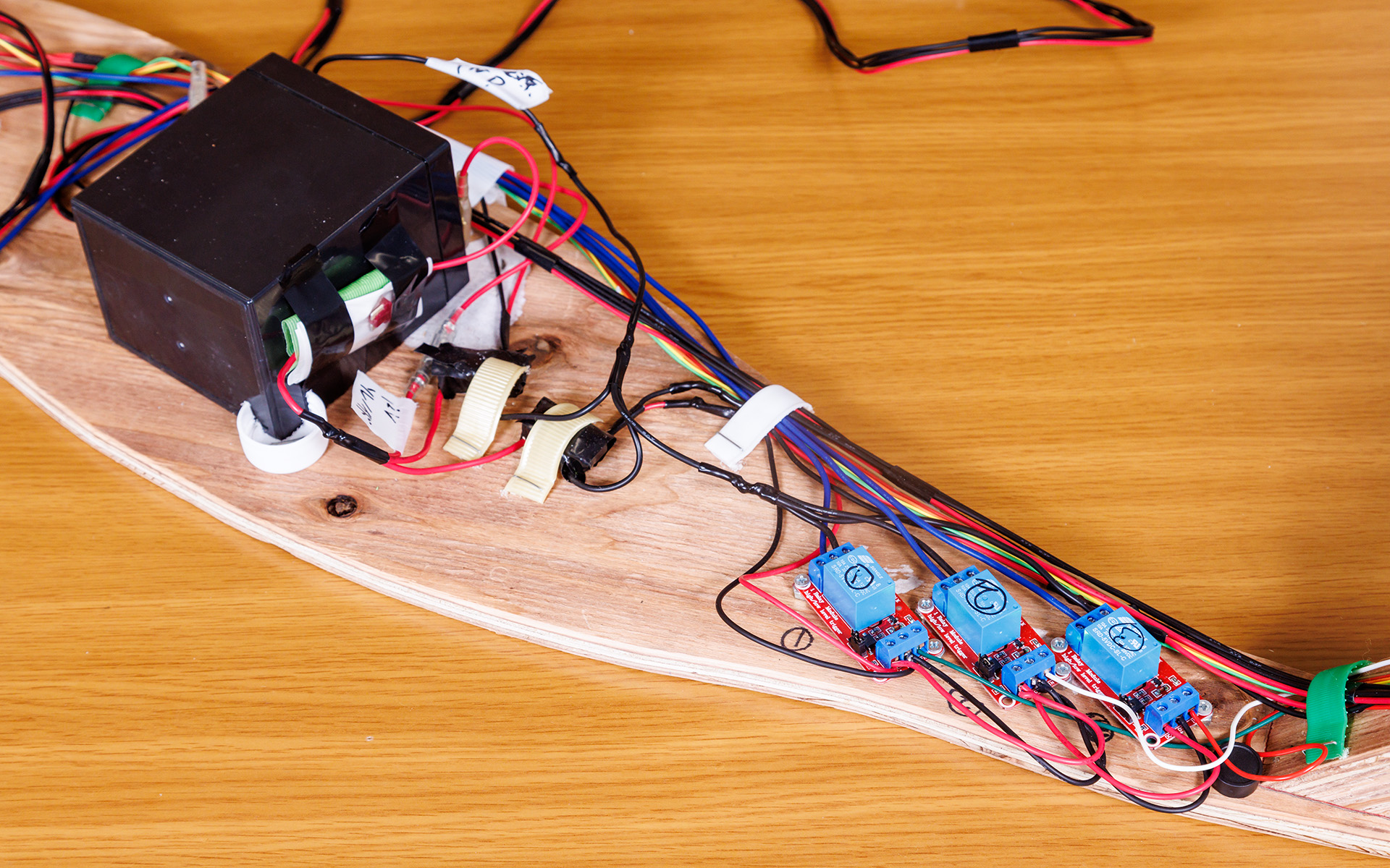 内部にはオフロード車バイク用のバッテリやリレーモジュールなどが組み込まれる