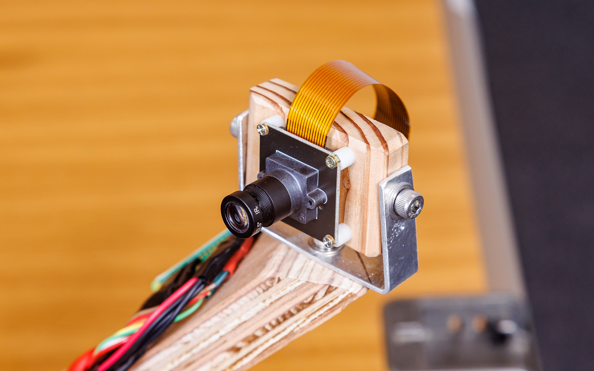 Bang-四鈴ちゃんが高々と掲げるカメラ。斜めから見ることで、ケーキ全体のろうそくが重なることなく検知できるようになっている