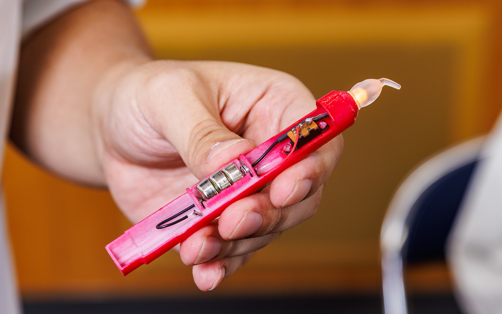 3Dプリンタで作られたろうそく。色もサイズも本番で使用するものとまったく同じで、中にLEDライトを点灯させるための配線やボタン電池が収められている