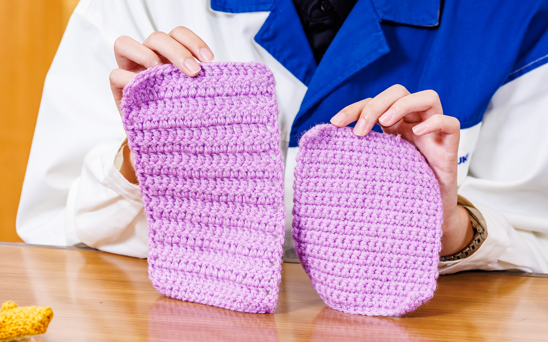 編み方によって30分で編める長さが変わってくるという。左が胴体の編み方、右が足や手の編み方