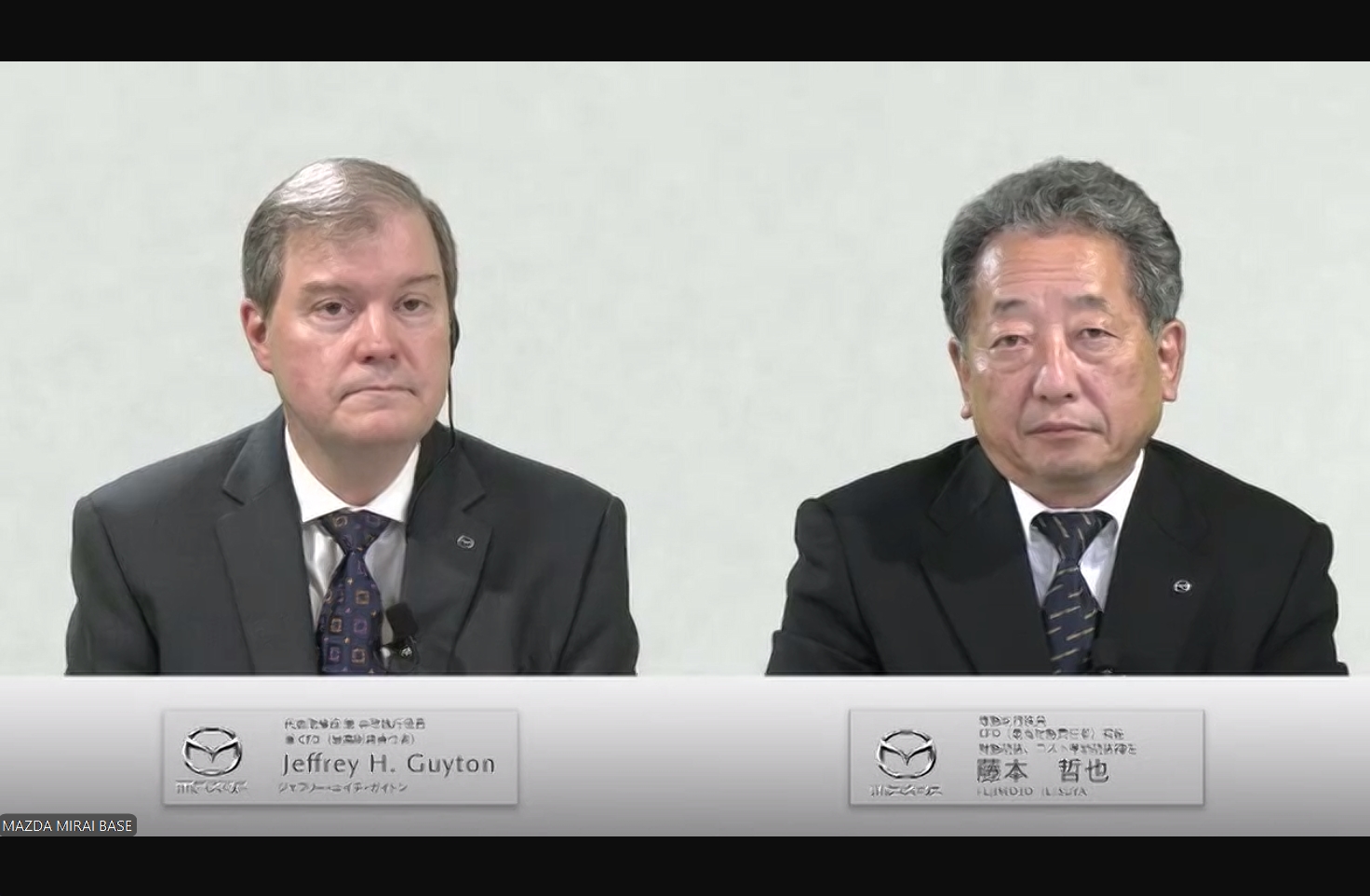決算説明会に参加したマツダ株式会社 代表取締役 専務執行役員兼CFO ジェフリー・H・ガイトン氏（左）とマツダ株式会社 専務執行役員 藤本哲也氏（右）