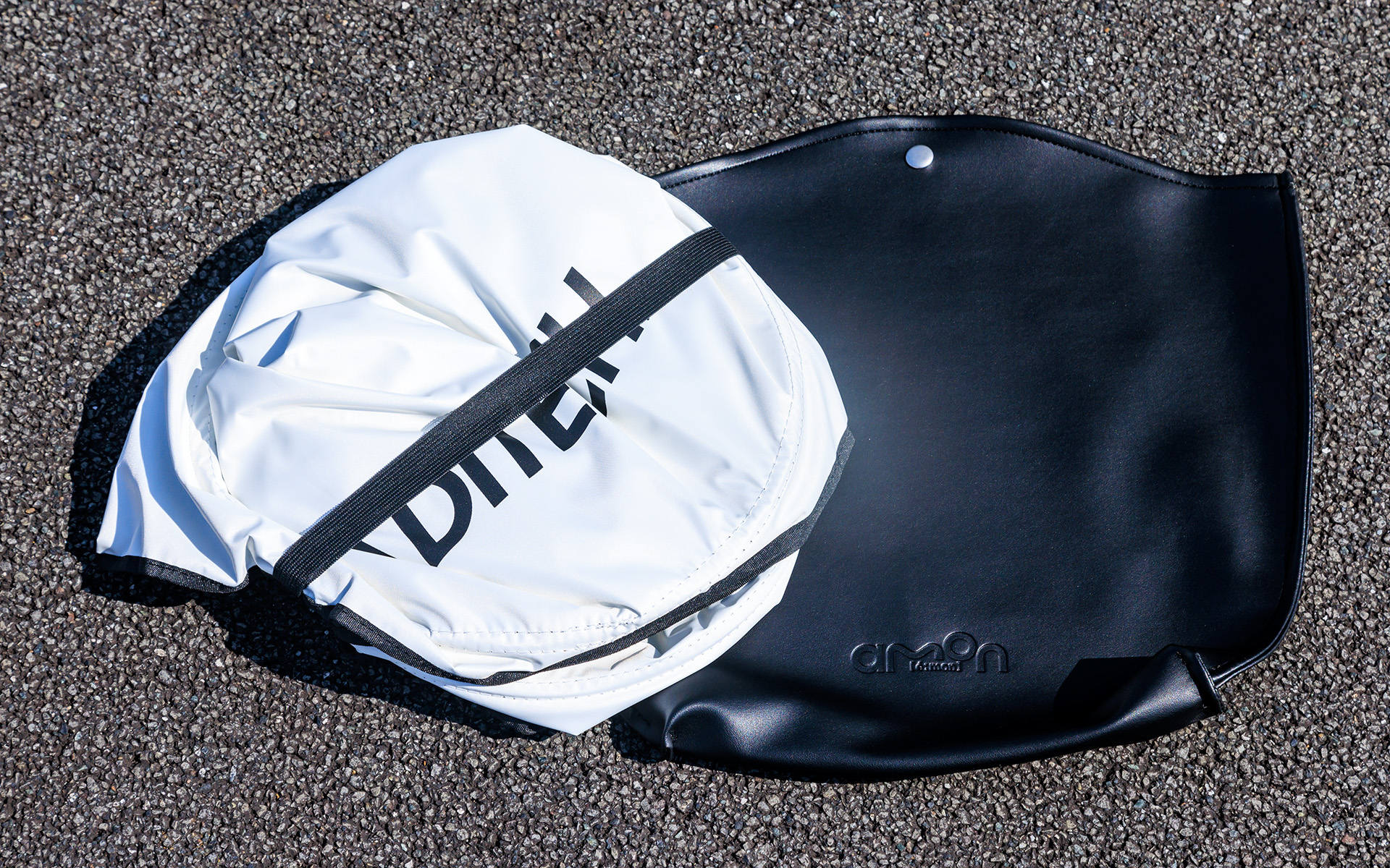 収納状態だと縦横30cmにも満たず、付属のレザー調収納バッグにスマートにしまえる。シートバックポケットなどに収納できるので置き場所に困らないのもうれしい