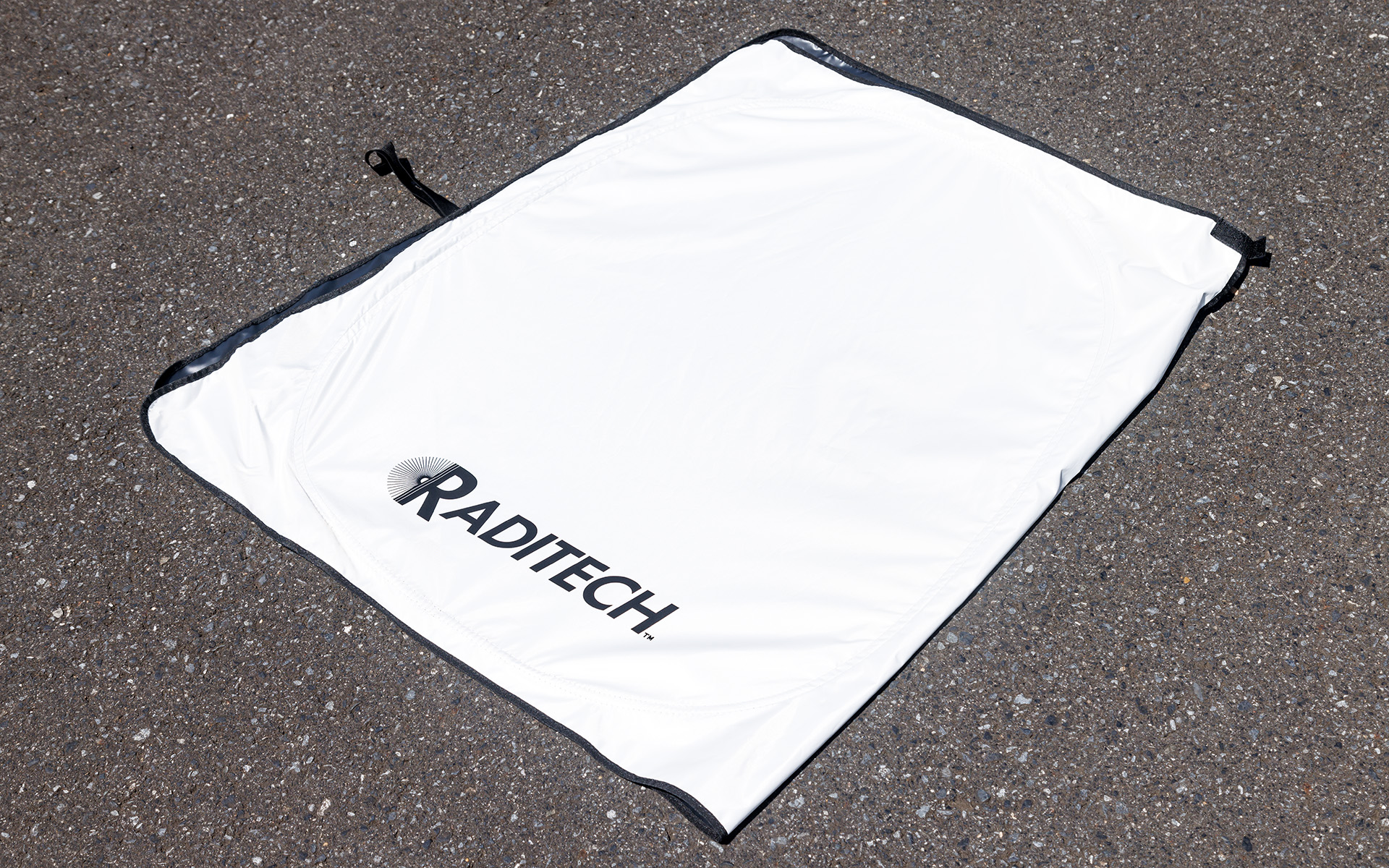 収納時は二つ折りにしてからひねって丸める