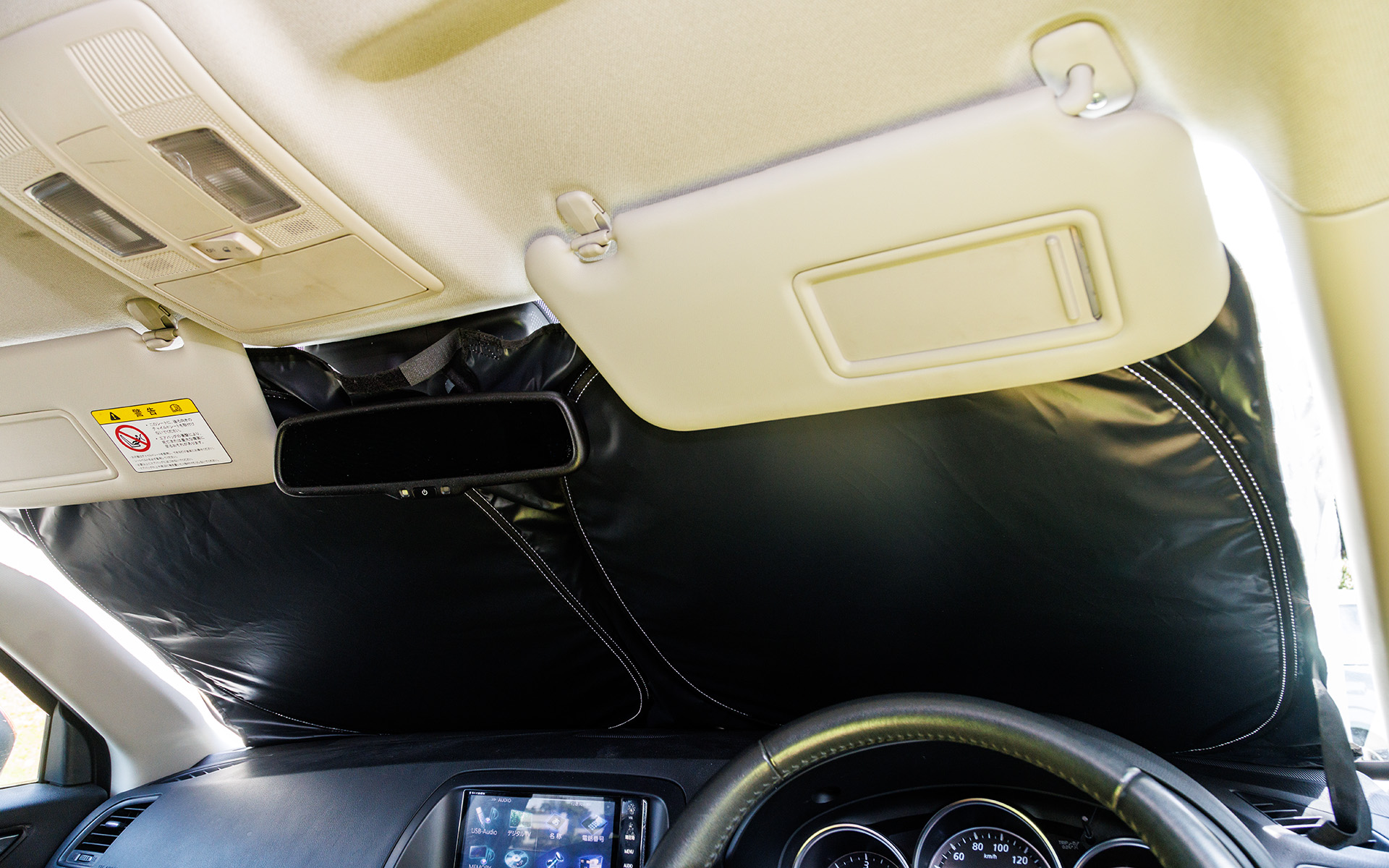 装着時はサンバイザーで押さえ、バックミラー部を面ファスナーで固定するだけ