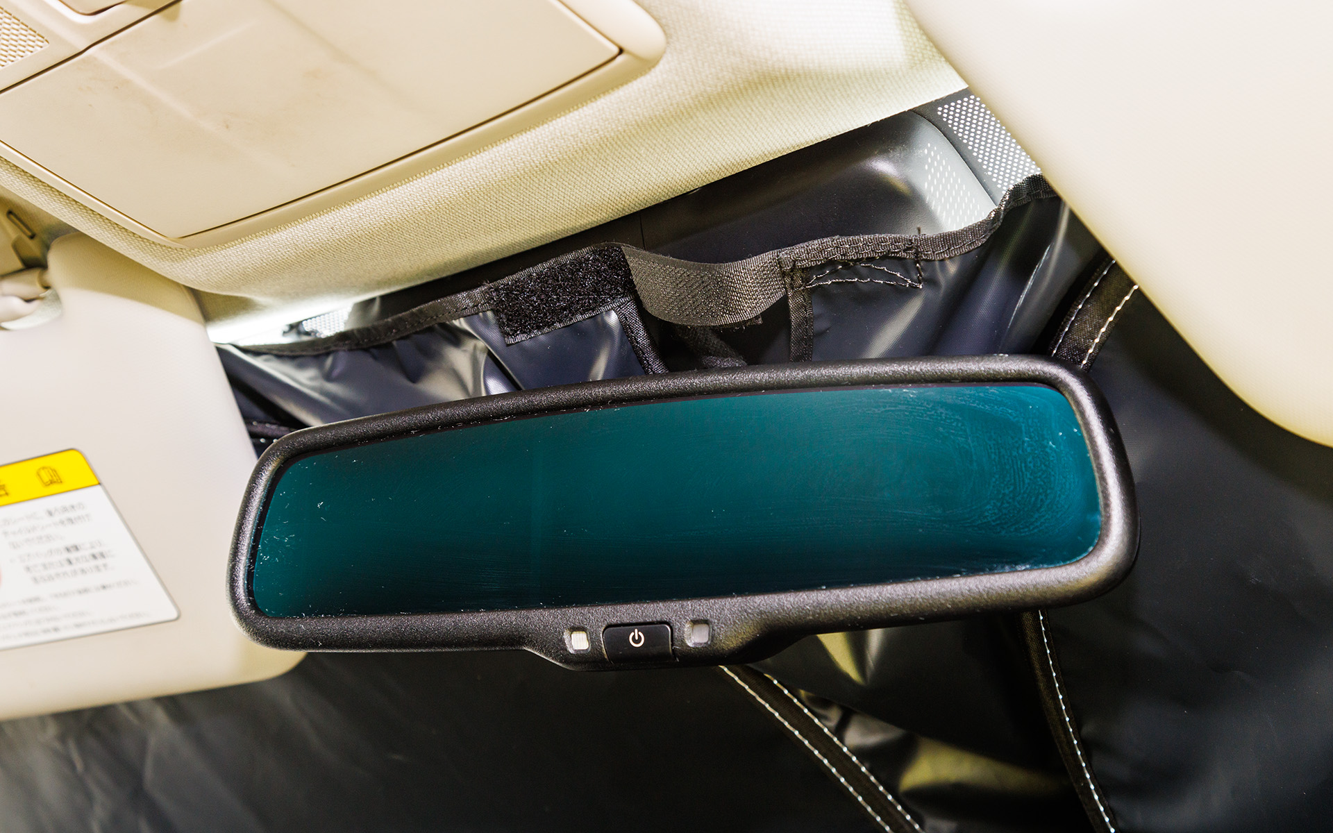 装着時はサンバイザーで押さえ、バックミラー部を面ファスナーで固定するだけ