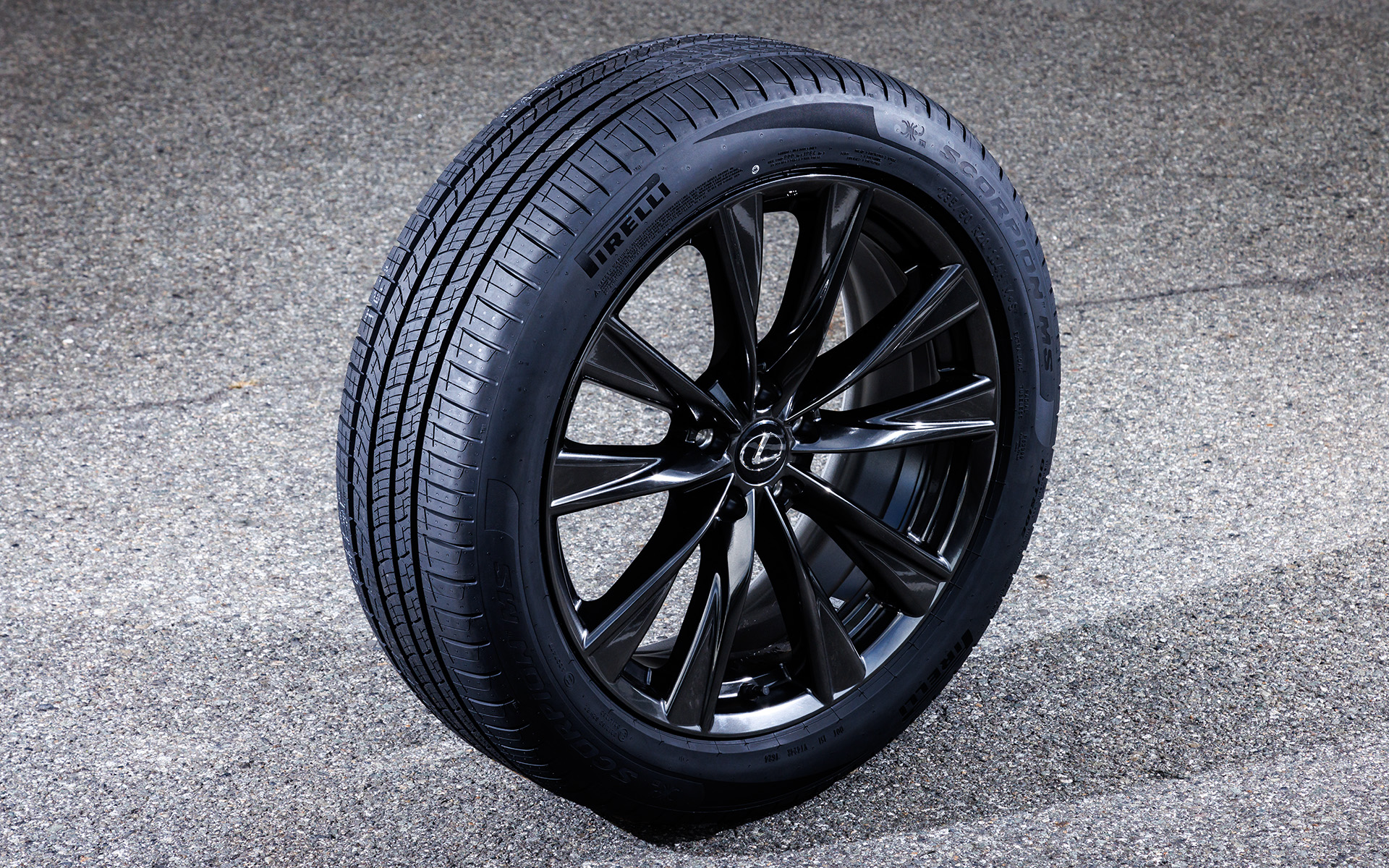 2024年7月から順次発売を開始した「SCORPION MS」はウェットパフォーマンス、快適なドライビング、静粛性、長寿命と低転がり抵抗に焦点を当て、主要な自動車メーカーとのパートナーシップにより開発。安全性と環境負荷の低減を両立させつつ、ウェットコンディションでもドライコンディションでも優れたグリップを発揮し、従来モデルの「SCORPION ヴェルデ オールシーズン」よりも転がり抵抗を低減させることに成功