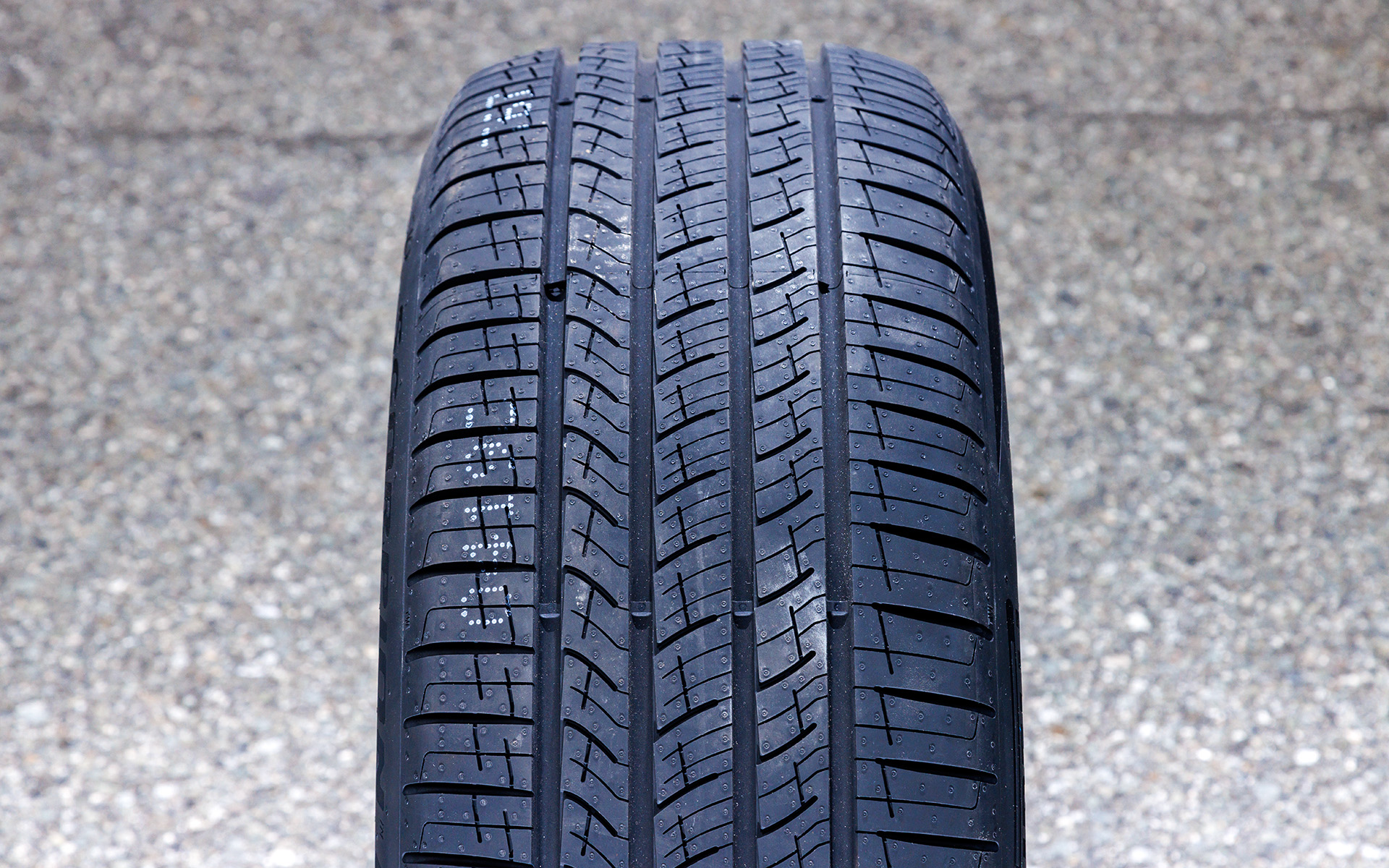 2024年7月から順次発売を開始した「SCORPION MS」はウェットパフォーマンス、快適なドライビング、静粛性、長寿命と低転がり抵抗に焦点を当て、主要な自動車メーカーとのパートナーシップにより開発。安全性と環境負荷の低減を両立させつつ、ウェットコンディションでもドライコンディションでも優れたグリップを発揮し、従来モデルの「SCORPION ヴェルデ オールシーズン」よりも転がり抵抗を低減させることに成功