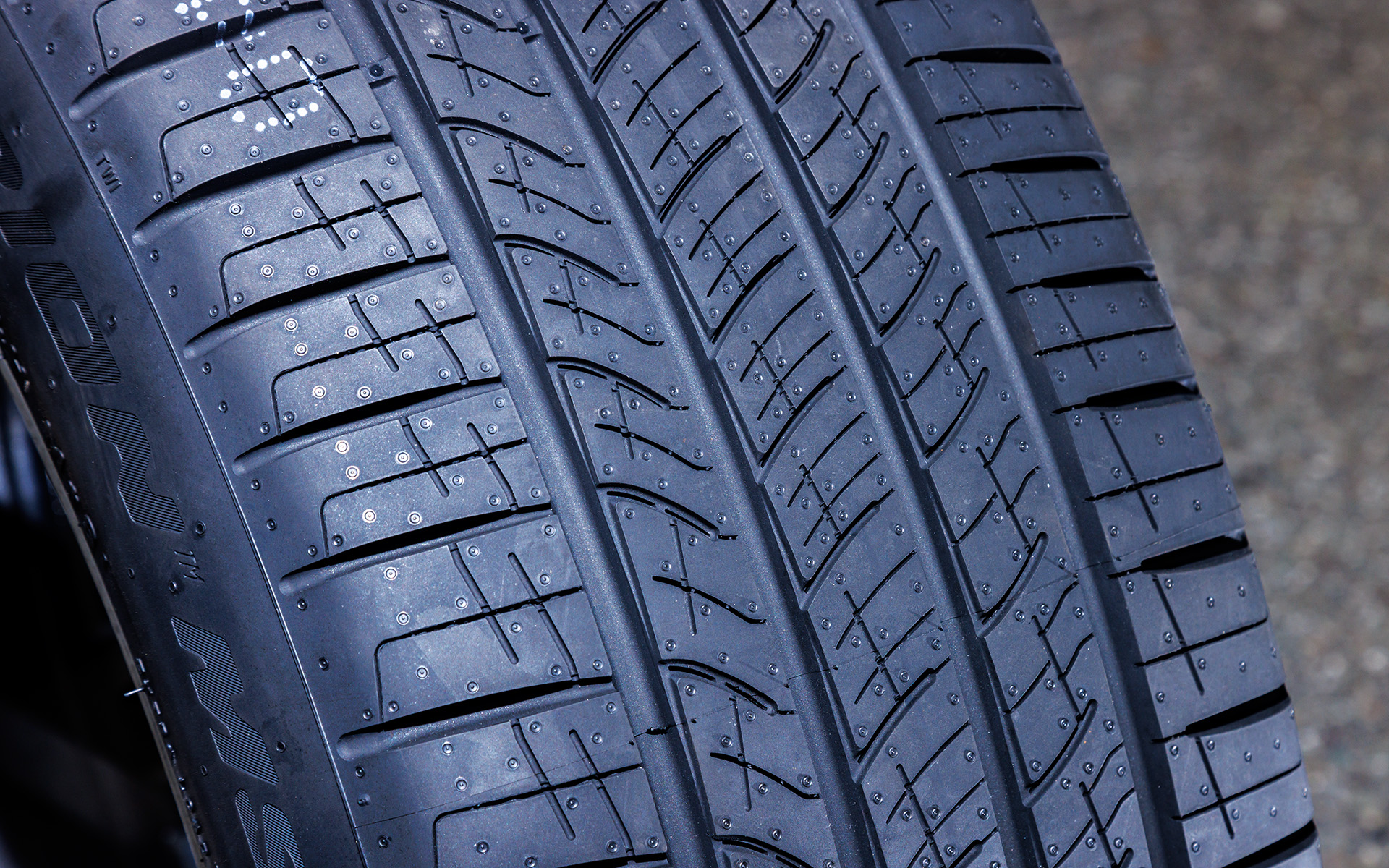 静粛性と快適性を追求する中で、SCORPION MSはカスタマイズされたピッチ配列、特殊な間隔と傾斜のメイングルーブ、シングルプライ・カーカスによってSCORPION ヴェルデ オールシーズンに比べて大幅に騒音が低減。また、転がり抵抗はコンパウンドと最適化された新しいM+Sトレッドパターンによって抑えられ、タイヤが横方向や縦方向の力を受けても接地面の変形は一定に保たれるため、均一な摩耗を保つことに貢献しているという。また、サイドウォールのロゴを目立つデザインにして、ひと目でピレリ「SCORPION MS」であることが分かるデザインとしているのも特徴の1つ