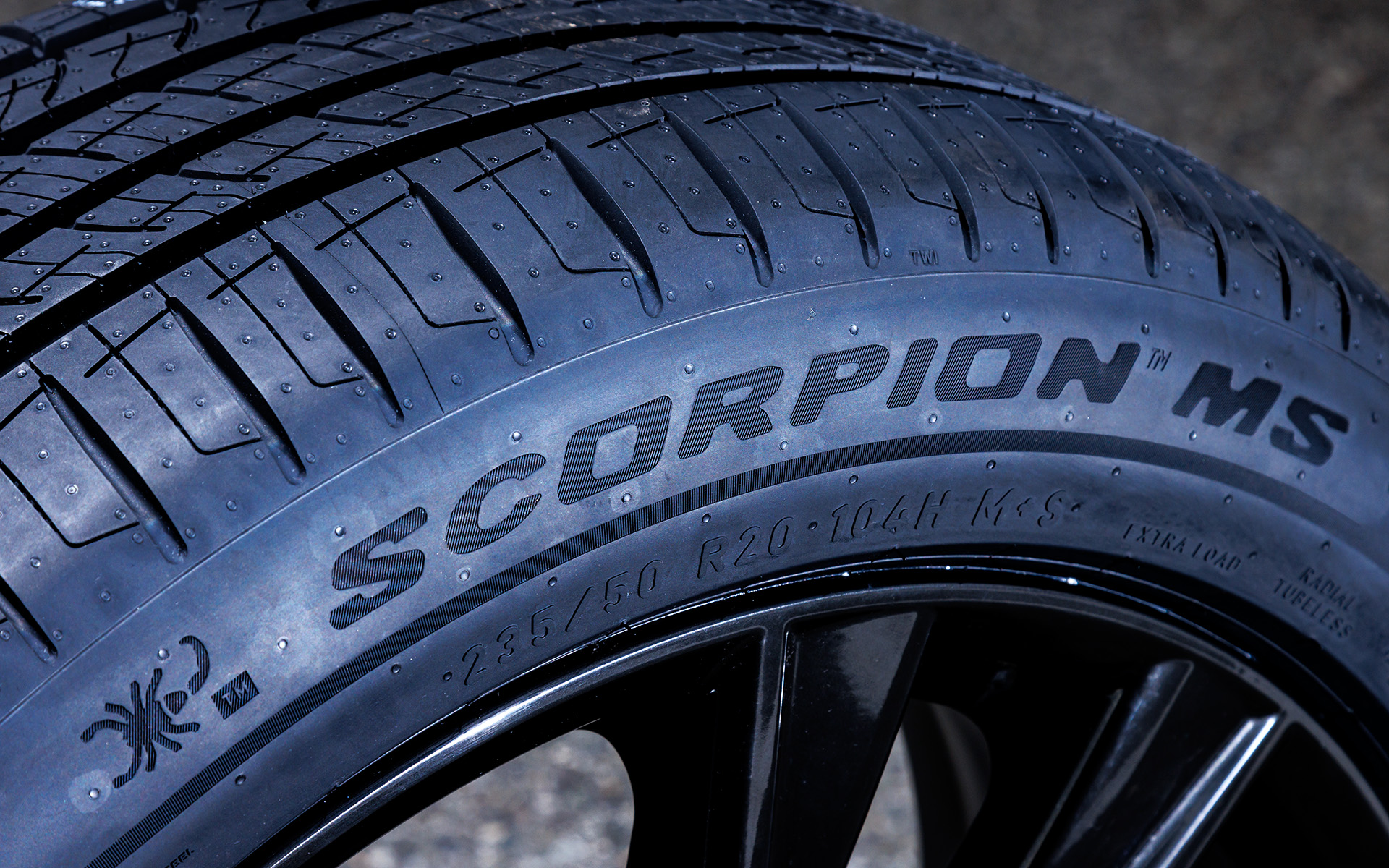 静粛性と快適性を追求する中で、SCORPION MSはカスタマイズされたピッチ配列、特殊な間隔と傾斜のメイングルーブ、シングルプライ・カーカスによってSCORPION ヴェルデ オールシーズンに比べて大幅に騒音が低減。また、転がり抵抗はコンパウンドと最適化された新しいM+Sトレッドパターンによって抑えられ、タイヤが横方向や縦方向の力を受けても接地面の変形は一定に保たれるため、均一な摩耗を保つことに貢献しているという。また、サイドウォールのロゴを目立つデザインにして、ひと目でピレリ「SCORPION MS」であることが分かるデザインとしているのも特徴の1つ
