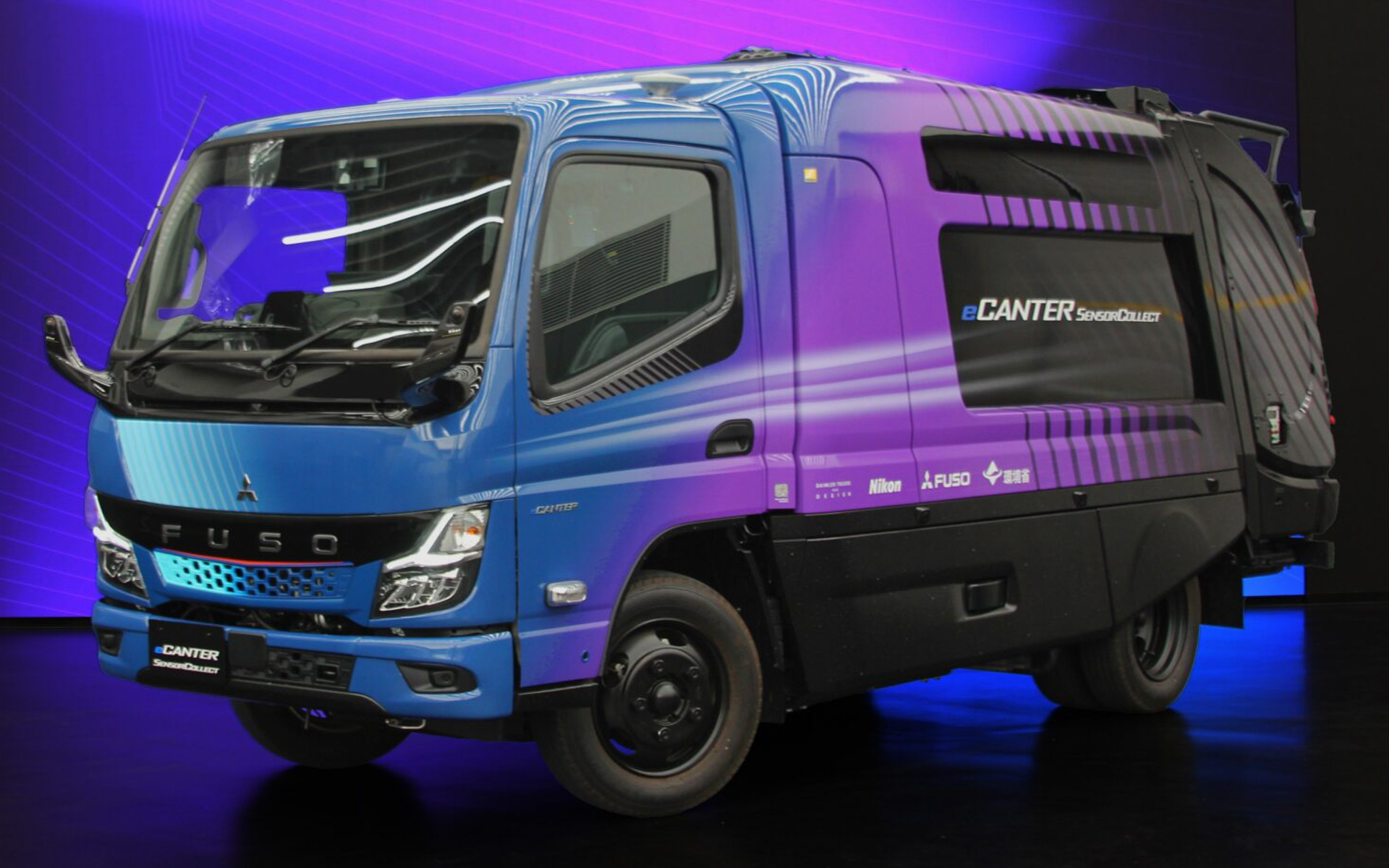 自動追尾型のごみ収集車のコンセプトモデル「eCanter SensorCollect」