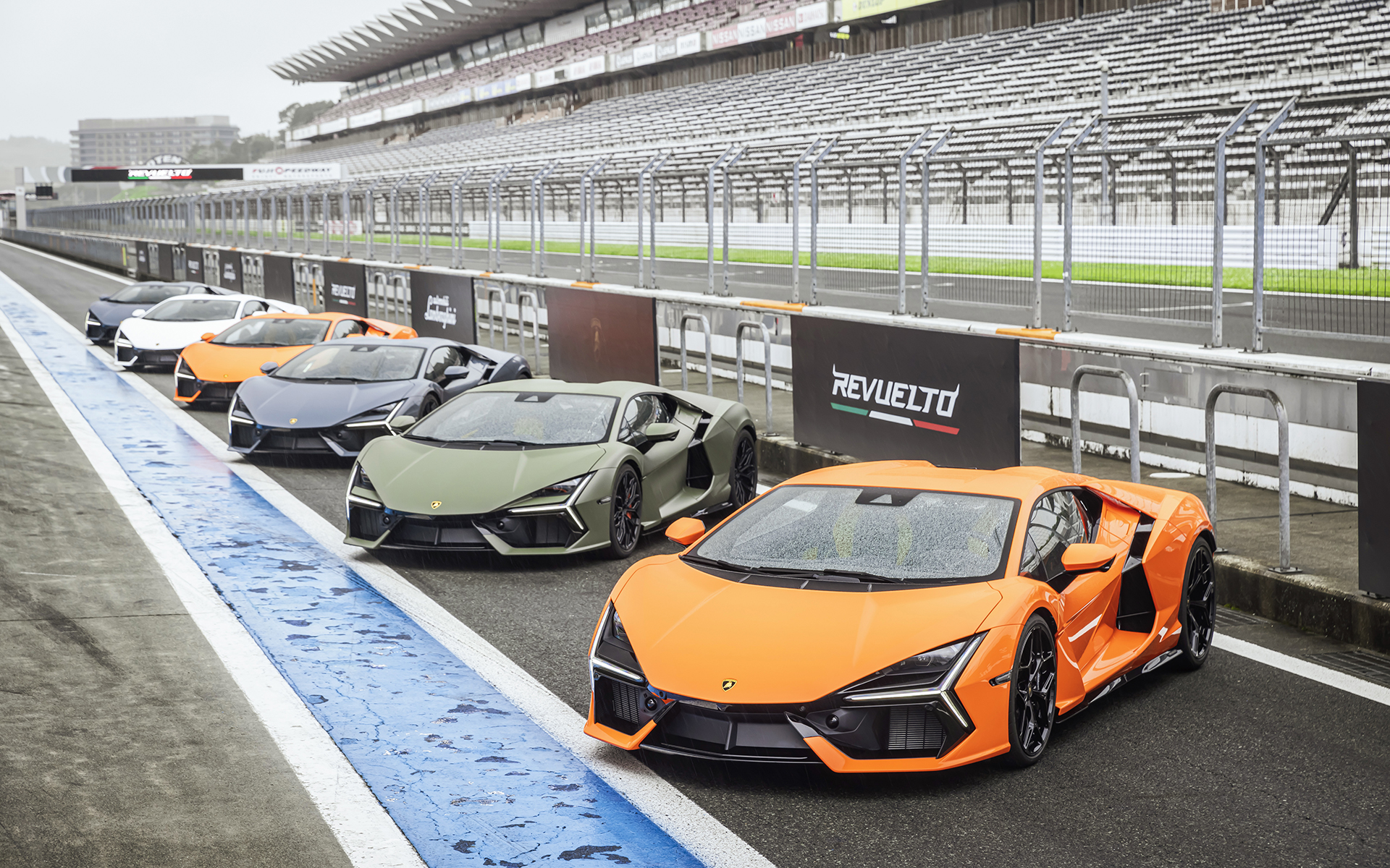 今回試乗したのは2023年6月に日本初公開された、プラグインハイブリッドHPEV(ハイパフォーマンス電動車両)の新型「レヴェルト」(6543万円)。ボディサイズは4947×2266×1160mm(全長×全幅×全高、全幅はサイドミラーを含む)、ホイールベースは2779mm。前後重量配分は44:56で乾燥重量は1772kgとした。V型12気筒6.5リッター自然吸気エンジンは最高出力825PS/9250rpm、最大トルク725Nm/6750rpmを発生し、そこにモーターの140kW(190PS)が上乗せされトータルで1015HPを発生する