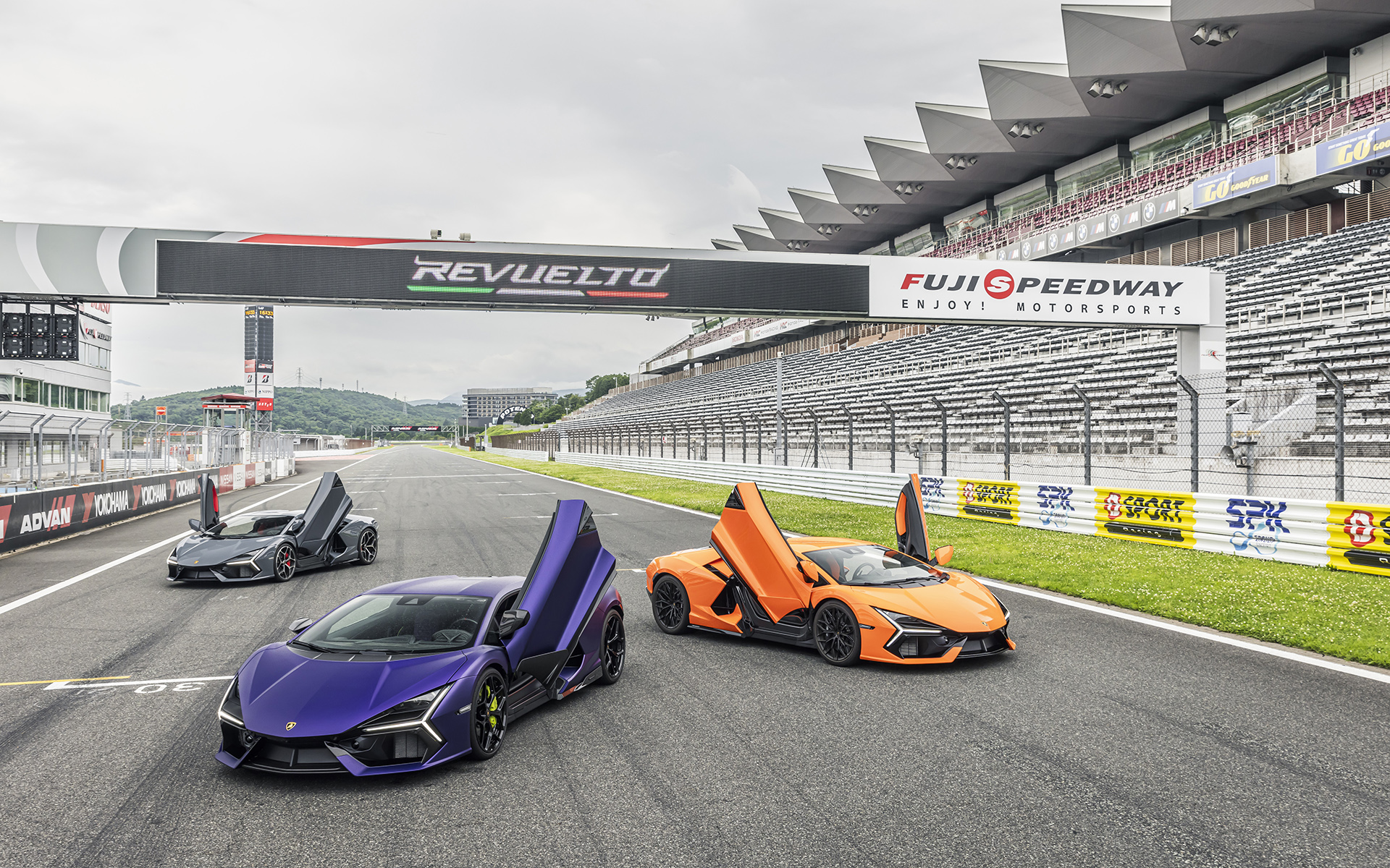 今回試乗したのは2023年6月に日本初公開された、プラグインハイブリッドHPEV(ハイパフォーマンス電動車両)の新型「レヴェルト」(6543万円)。ボディサイズは4947×2266×1160mm(全長×全幅×全高、全幅はサイドミラーを含む)、ホイールベースは2779mm。前後重量配分は44:56で乾燥重量は1772kgとした。V型12気筒6.5リッター自然吸気エンジンは最高出力825PS/9250rpm、最大トルク725Nm/6750rpmを発生し、そこにモーターの140kW(190PS)が上乗せされトータルで1015HPを発生する