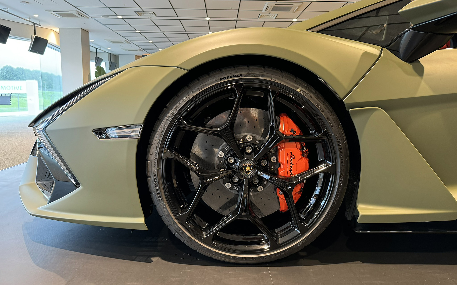 レヴェルトの装着タイヤはブリヂストン「POTENZA SPORT」で、標準サイズがフロント265/35ZRF20、リア345/30ZRF21。写真はオプションホイールで、サイズはフロント265/30ZRF21、リア355/25ZRF22