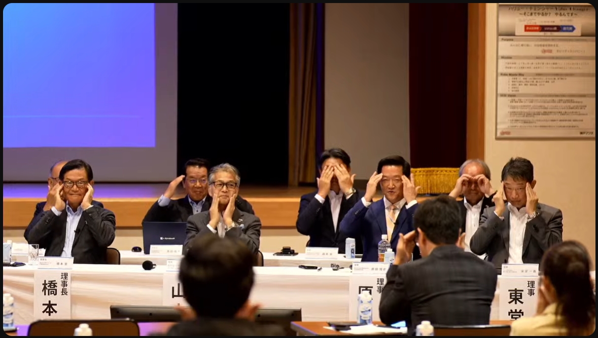 来賓や記者を巻き込んでのメンタルトレーニングで、会場の空気を一気に自分のものにしていく原田氏