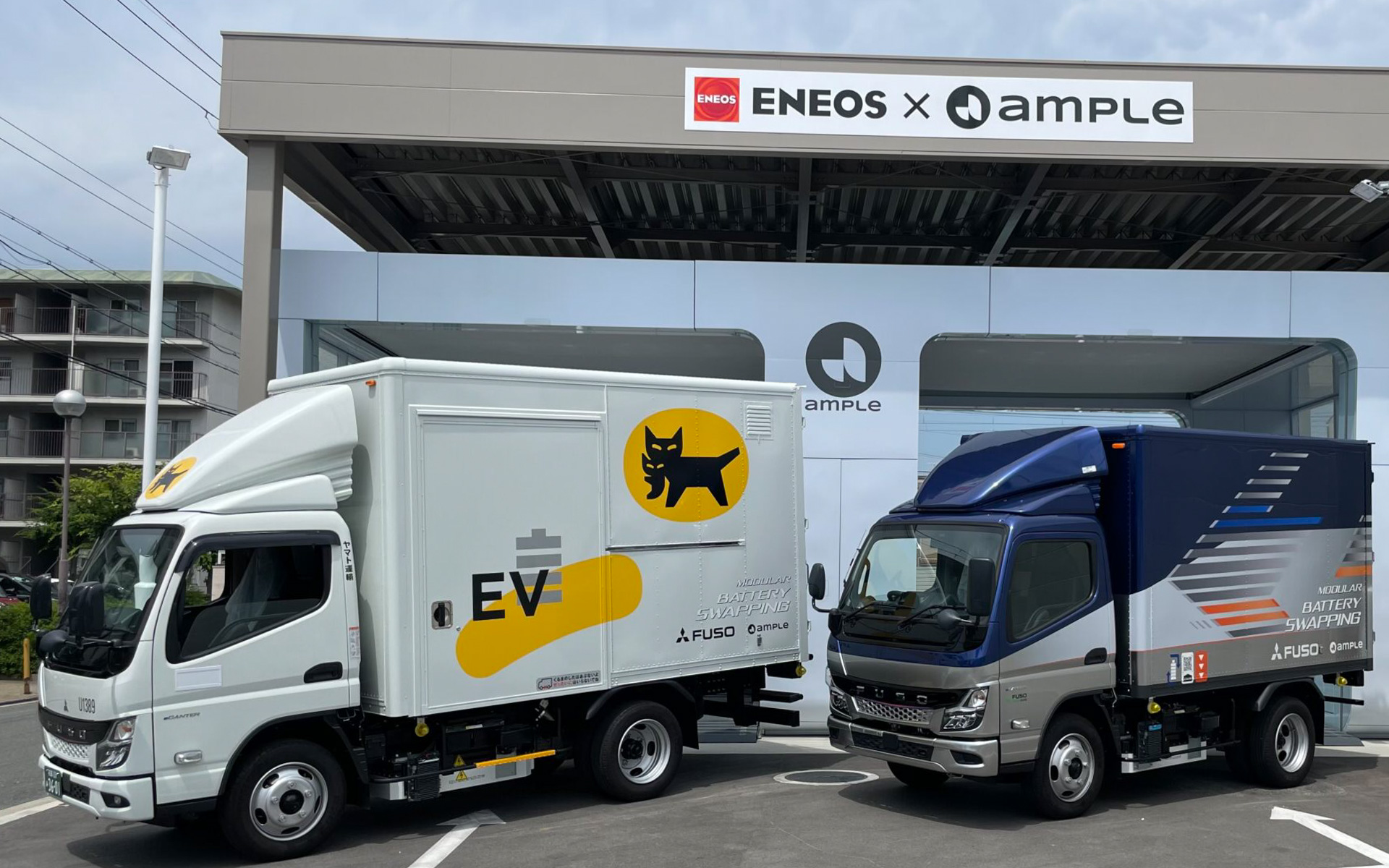 実証に用いるバッテリ交換式「eCanter」の車両とAmpleのバッテリ全自動交換ステーション（左側がヤマト運輸が用いる車両）