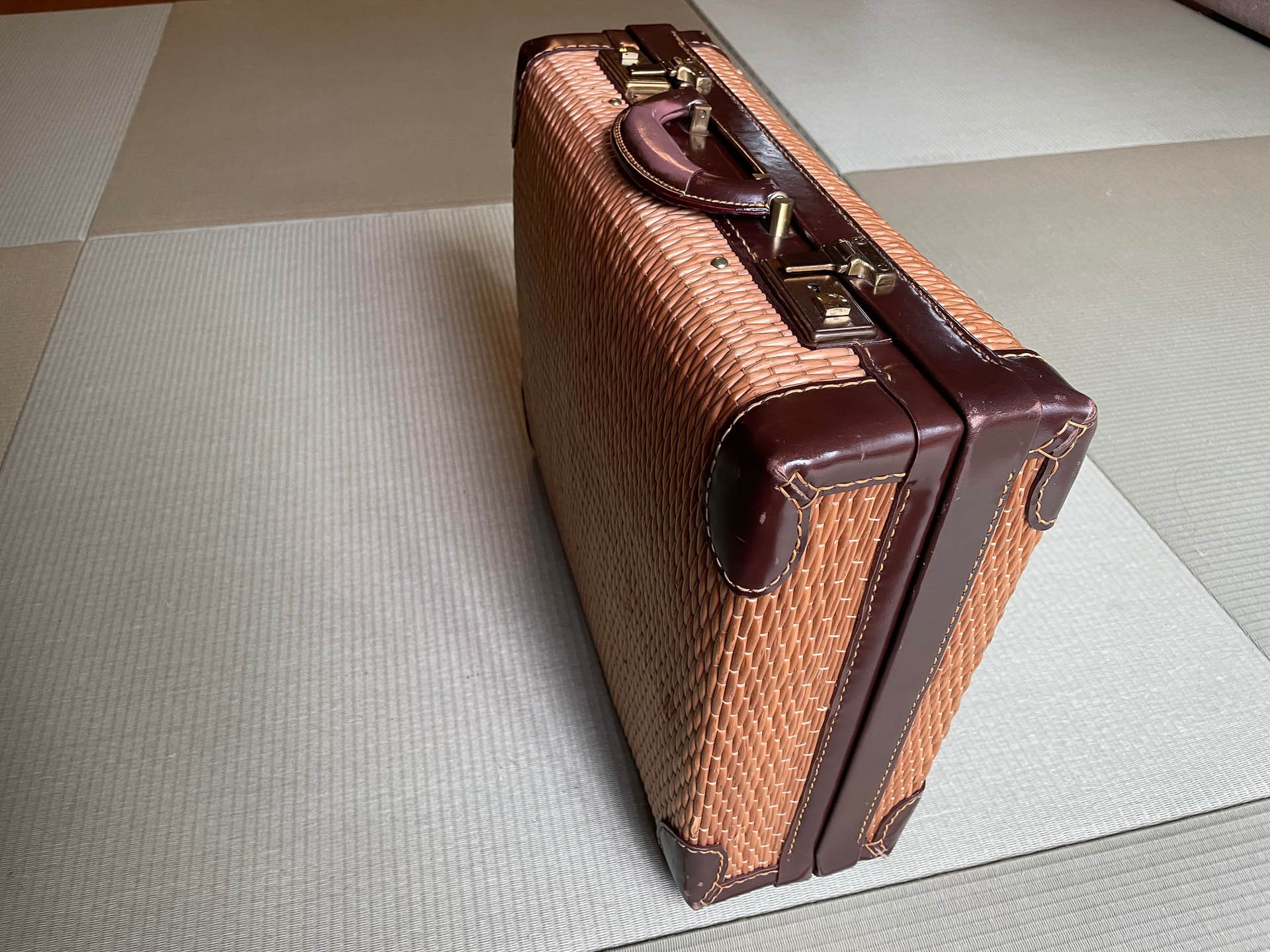 丈夫でなんでも入り、気分を変えたいときに出動してます。ハレの鞄です