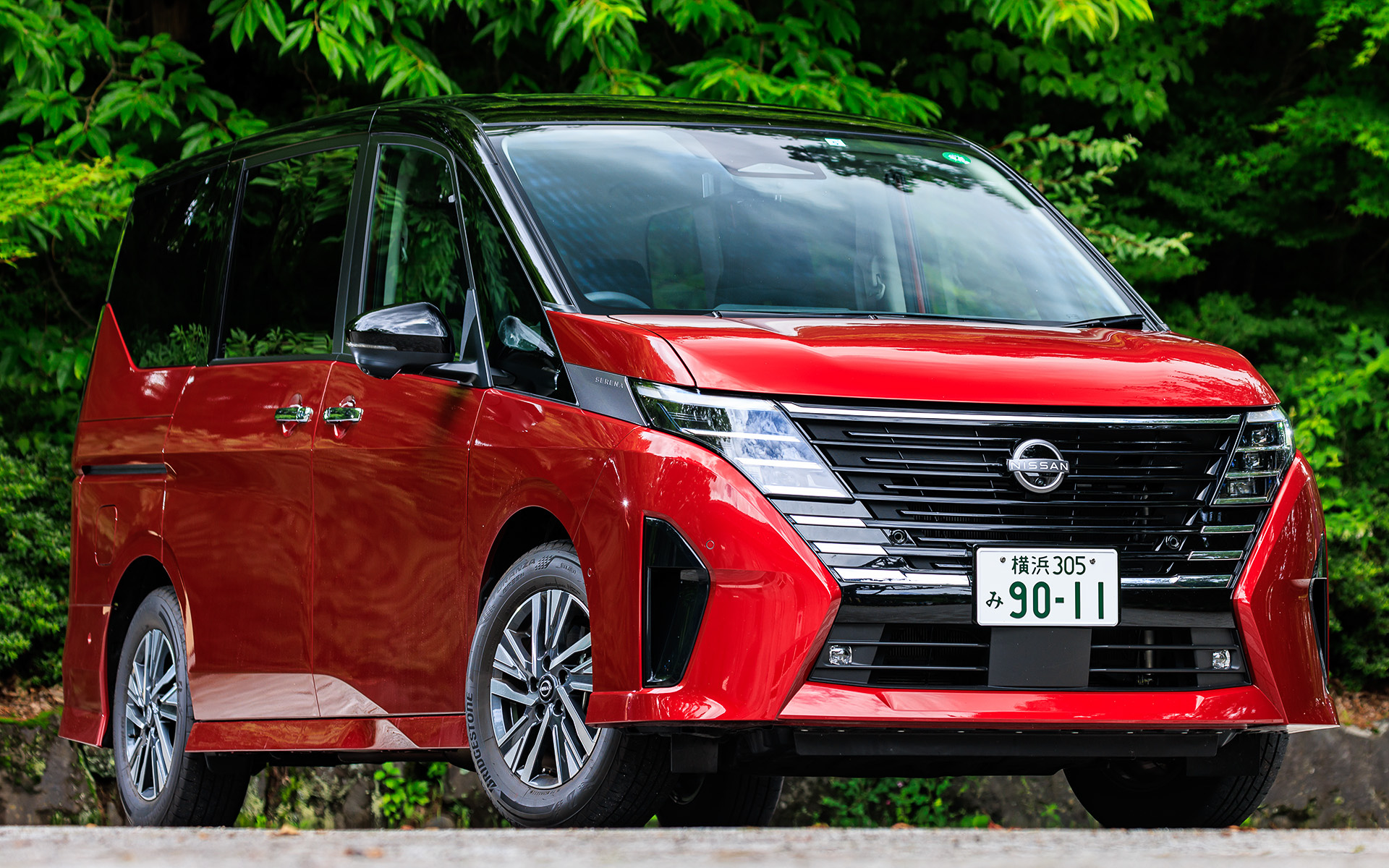 2022年11月に発表された現行「セレナ」。e-POWER車は2023年4月から販売を開始し、今回試乗したのは最上級グレードの「eーPOWER LUXION」(2WD/479万8200円)。このグレードの最大の特徴は「プロパイロット 2.0」を標準装備したこと。プロパイロット 2.0ではナビゲーションで目的地を設定し、高速道路の本線に合流するとナビ連動ルート走行を開始。状況に応じて同一車線内でステアリングから手を離すハンズオフも可能にしている。ボディサイズは4765×1715×1885mm(全長×全幅×全高)、ホイールベースは2870mm