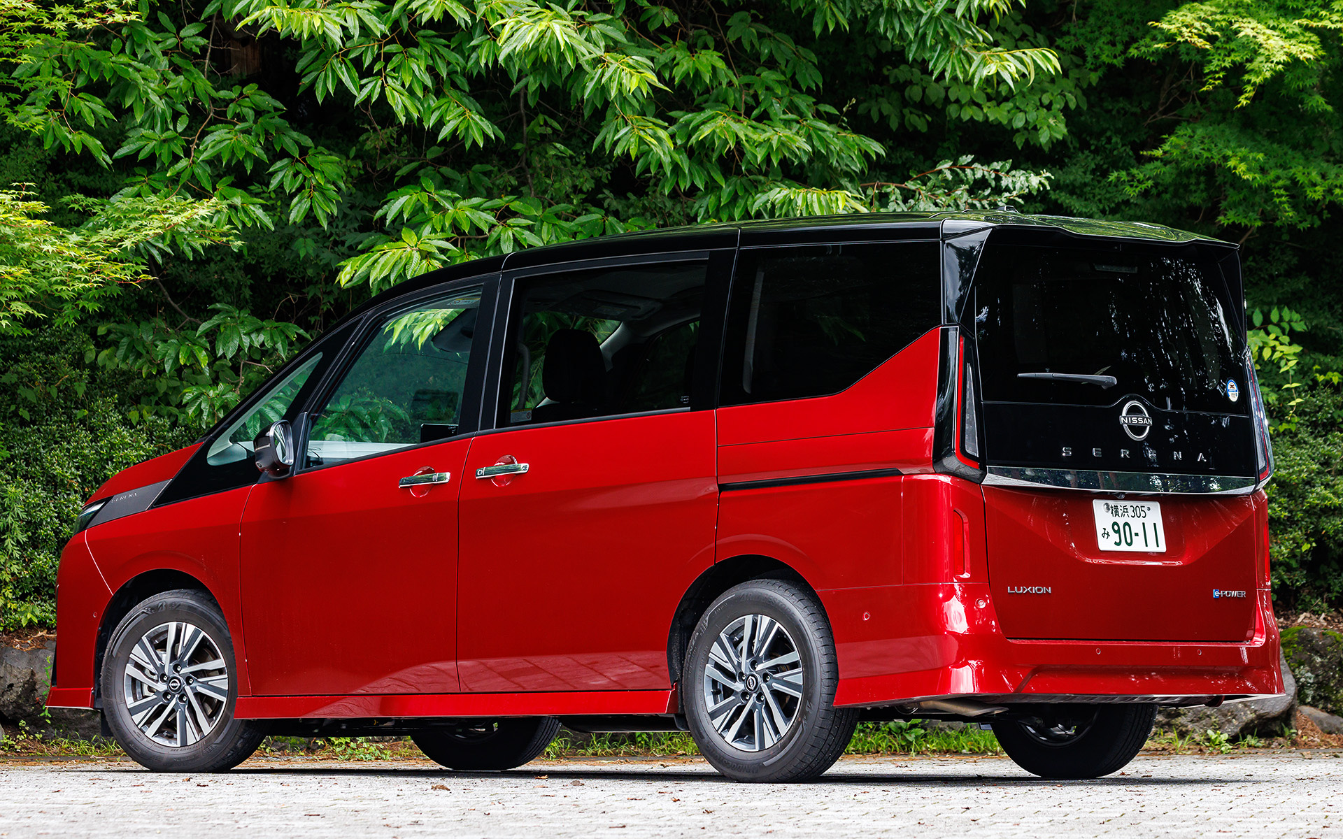 2022年11月に発表された現行「セレナ」。e-POWER車は2023年4月から販売を開始し、今回試乗したのは最上級グレードの「eーPOWER LUXION」(2WD/479万8200円)。このグレードの最大の特徴は「プロパイロット 2.0」を標準装備したこと。プロパイロット 2.0ではナビゲーションで目的地を設定し、高速道路の本線に合流するとナビ連動ルート走行を開始。状況に応じて同一車線内でステアリングから手を離すハンズオフも可能にしている。ボディサイズは4765×1715×1885mm(全長×全幅×全高)、ホイールベースは2870mm