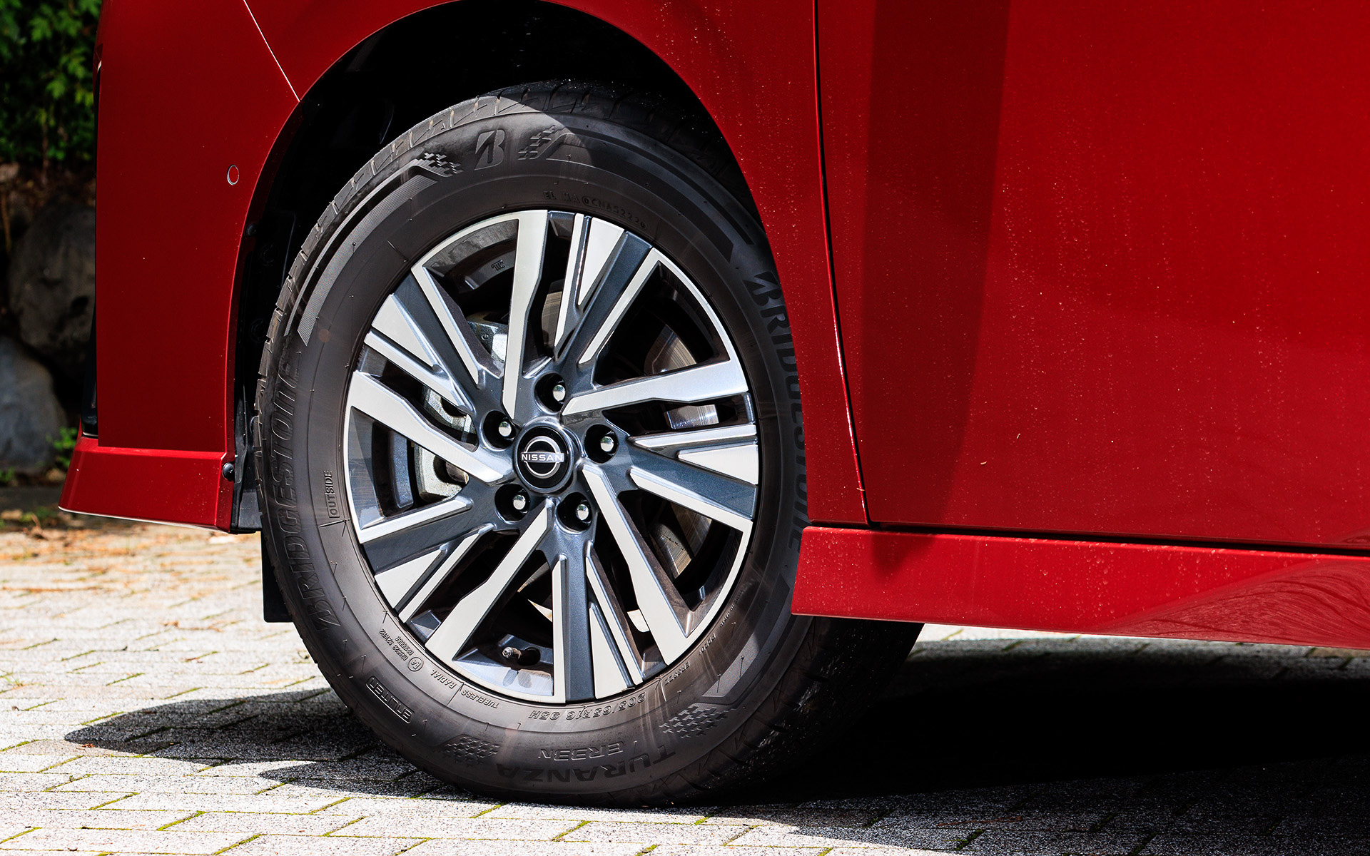 e-POWER LUXIONおよびハイウェイスターのエクステリアは、ダイナミックで力強い走りを想起させる印象的なデザインに仕上げた。両グレードとも専用16インチアルミホイールを装備し、タイヤはブリヂストン「TURANZA」（205/65R16）をセット