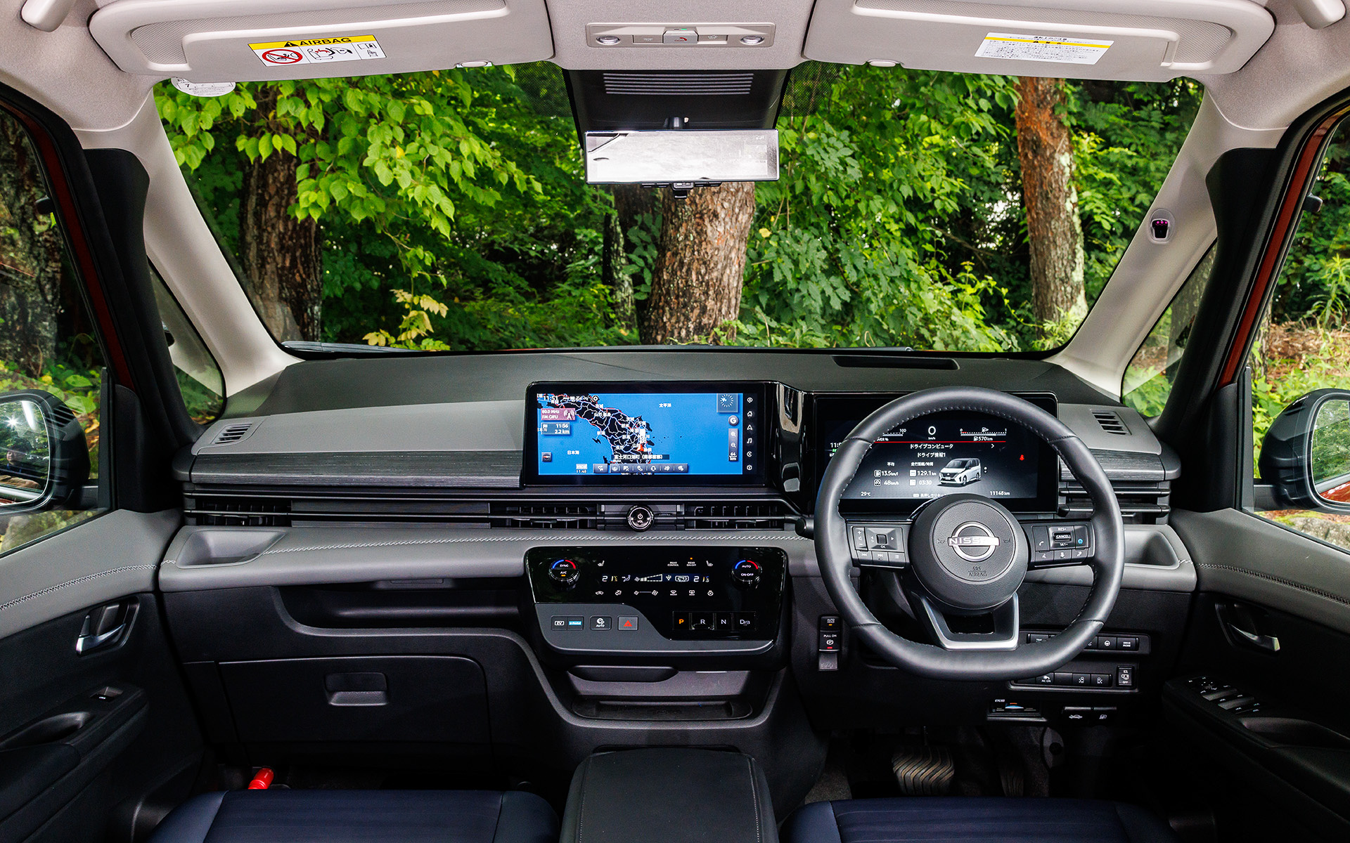 インテリアは先進的で上質な広々とした空間を意識したデザインとし、シフトには日産として初めてスイッチタイプの電制シフトを採用。スッキリとした見た目と分かりやすい操作性を実現している