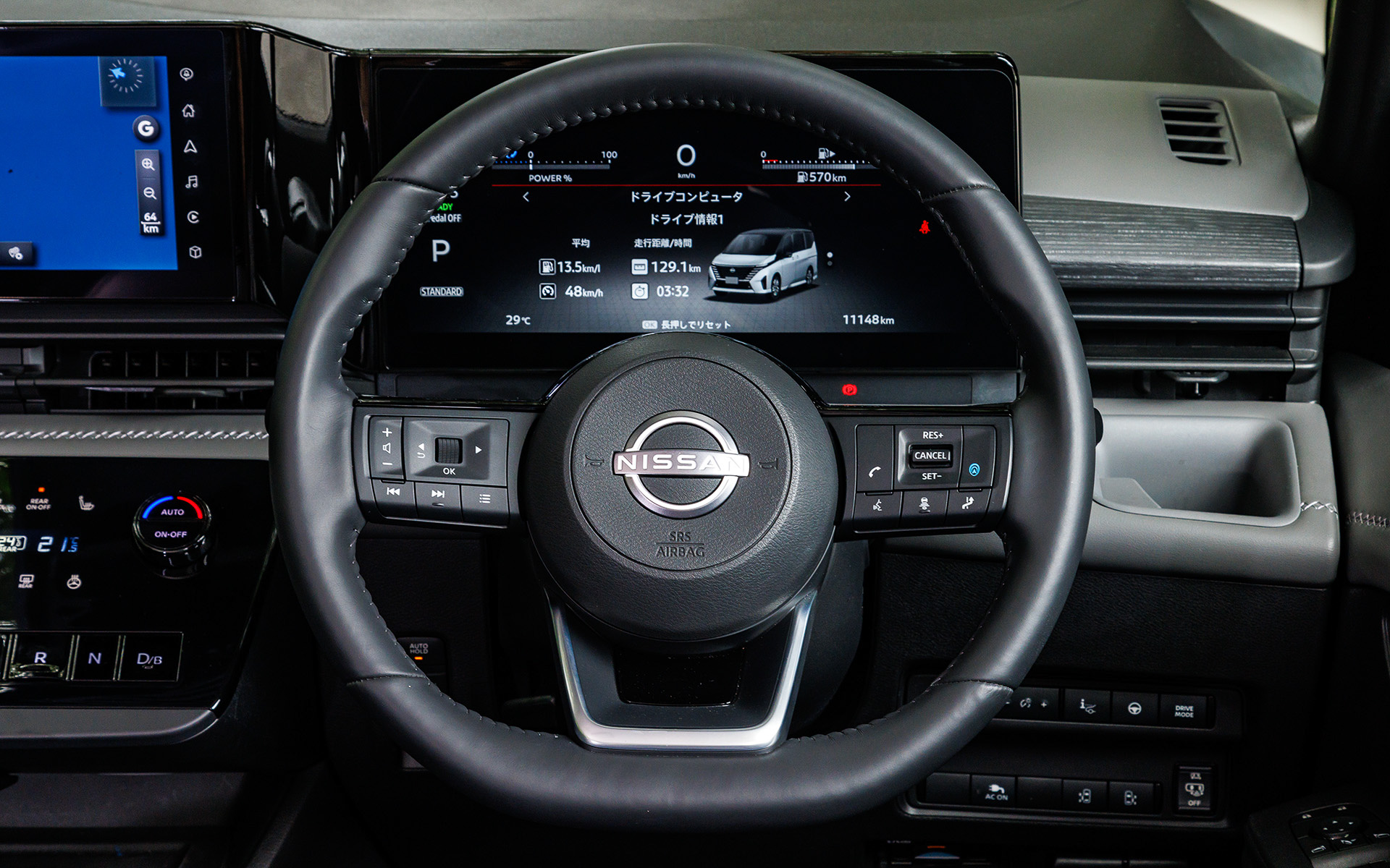 e-POWER LUXIONはブラックを基調とした専用内装。センターディスプレイと一体感のある統合型インターフェースディスプレイを採用し、12.3インチカラーディスプレイを用いるNissanConnectナビゲーションシステムはe-POWER LUXIONで標準装備。先進的なデザインのタッチパネル式オートエアコン（プラズマクラスター搭載）は、運転席、助手席、後席で別々に温度設定ができるエアコン独立温度調整機能を搭載