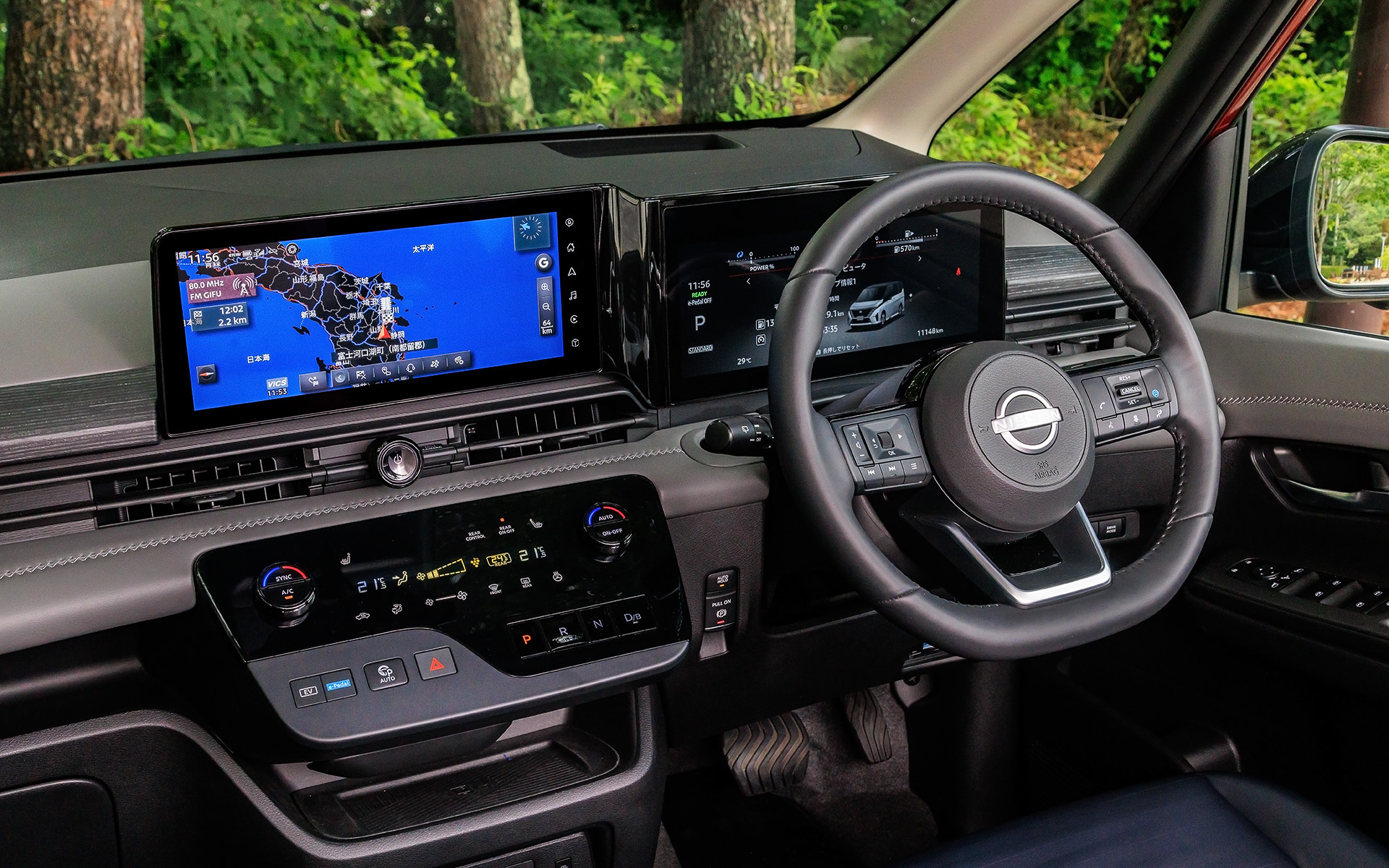 e-POWER LUXIONはブラックを基調とした専用内装。センターディスプレイと一体感のある統合型インターフェースディスプレイを採用し、12.3インチカラーディスプレイを用いるNissanConnectナビゲーションシステムはe-POWER LUXIONで標準装備。先進的なデザインのタッチパネル式オートエアコン（プラズマクラスター搭載）は、運転席、助手席、後席で別々に温度設定ができるエアコン独立温度調整機能を搭載