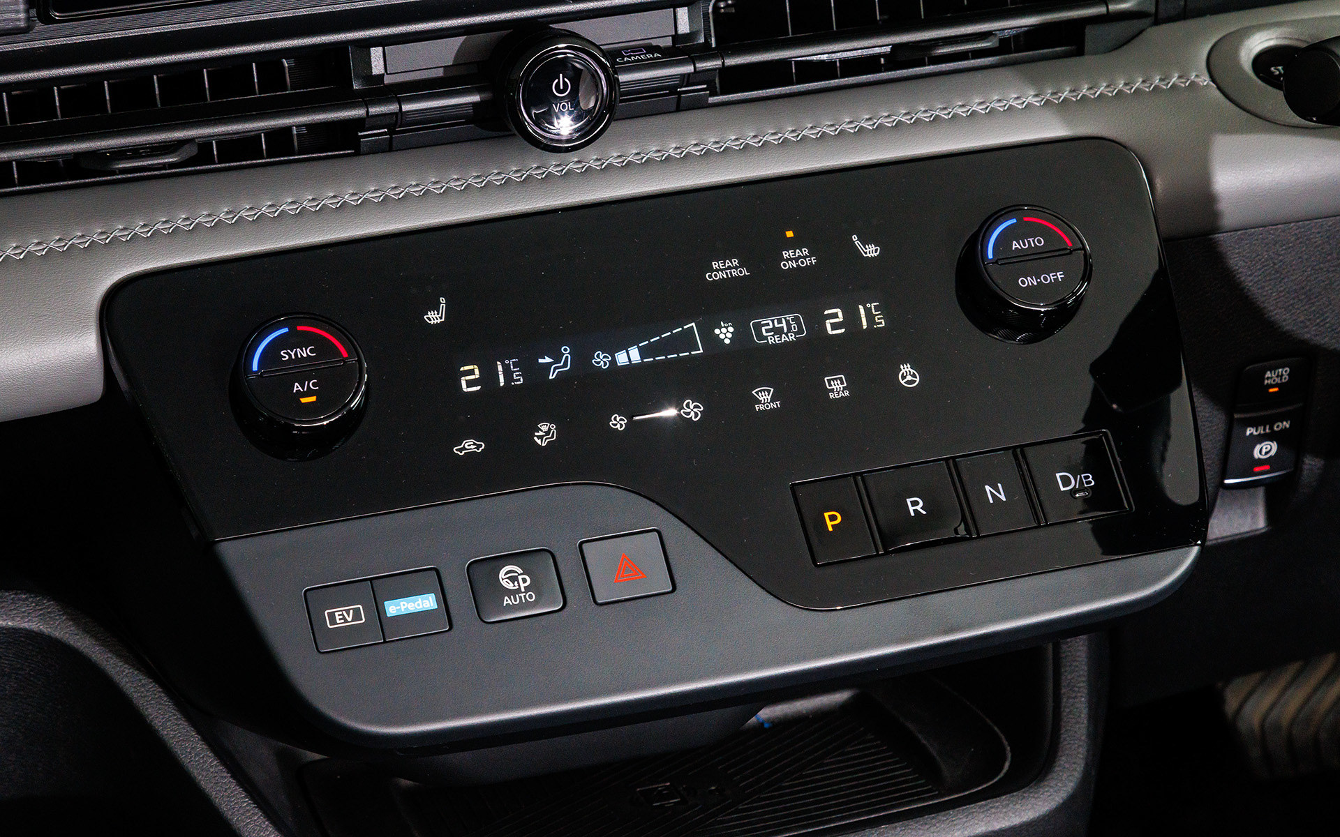 e-POWER LUXIONはブラックを基調とした専用内装。センターディスプレイと一体感のある統合型インターフェースディスプレイを採用し、12.3インチカラーディスプレイを用いるNissanConnectナビゲーションシステムはe-POWER LUXIONで標準装備。先進的なデザインのタッチパネル式オートエアコン（プラズマクラスター搭載）は、運転席、助手席、後席で別々に温度設定ができるエアコン独立温度調整機能を搭載