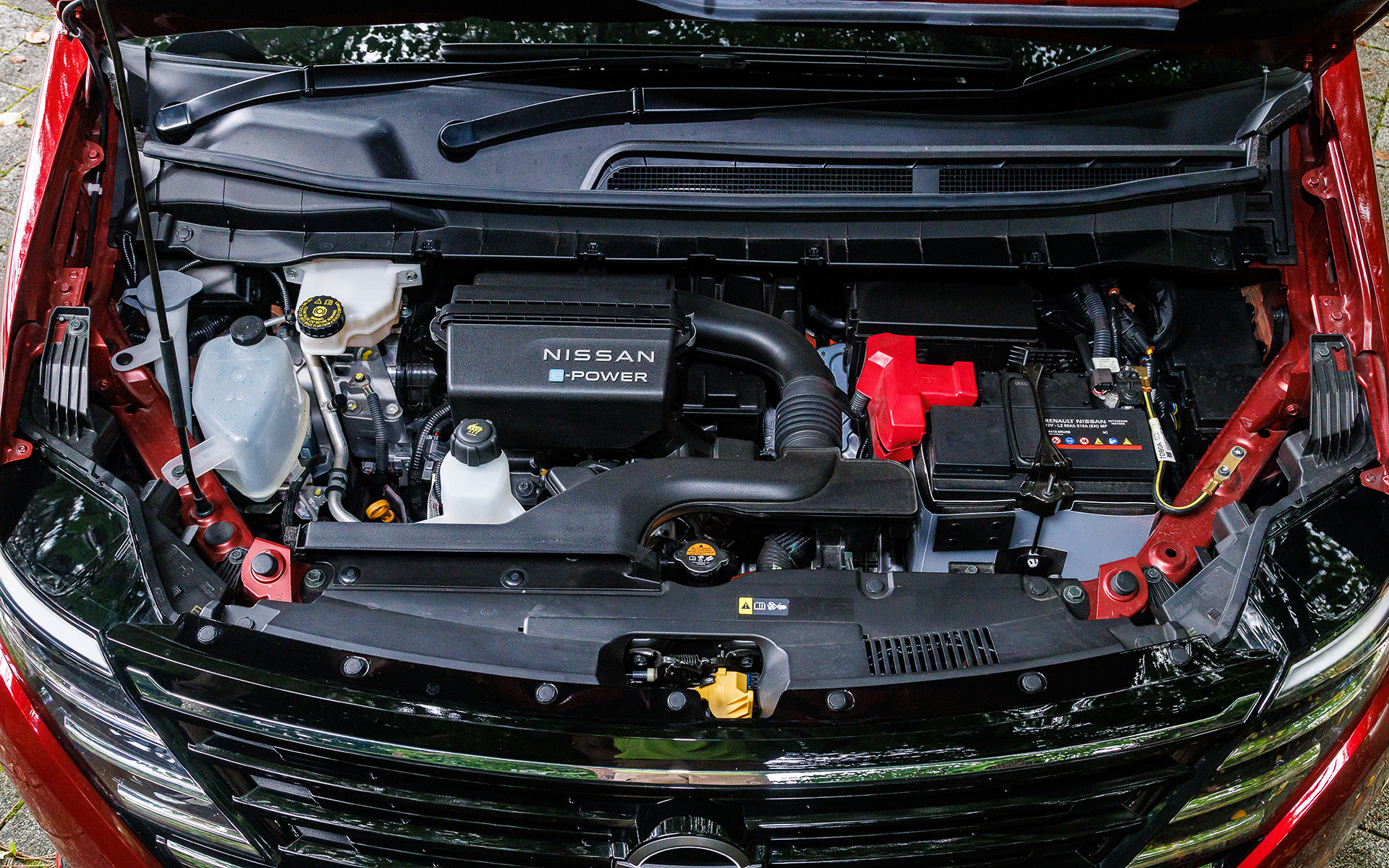 e-POWER車が搭載する直列3気筒DOHC 1.4リッター「HR14DDe」型エンジンの最高出力は72kW（98PS）/5600rpm、最大トルクは123Nm（12.5kgfm）/5600rpmで、組み合わせる「EM57」型モータの最高出力は120kW（163PS）、最大トルクは315Nm（32.1kgfm）。e-POWER LUXIONのWLTCモード燃費は18.4km/L