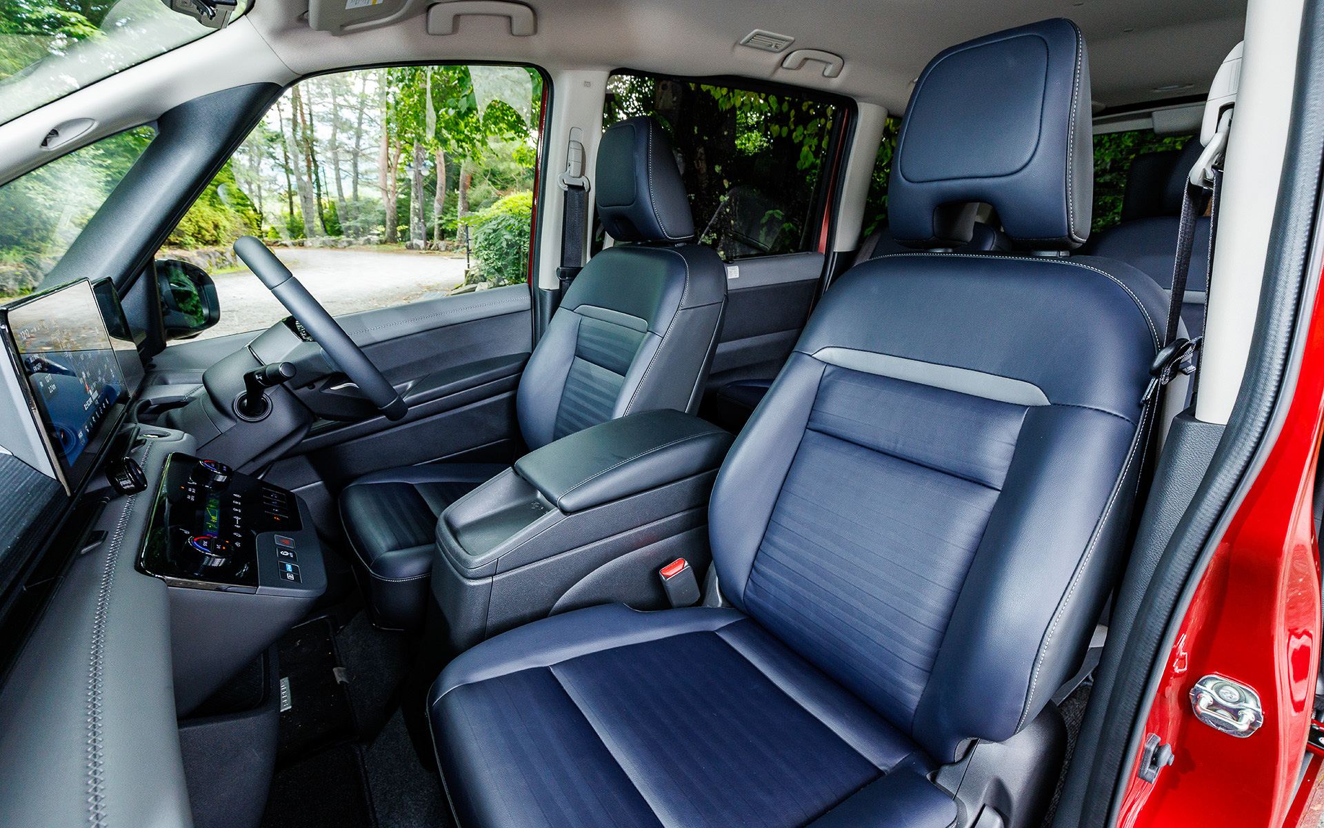 シートは素材の高級感と、お菓子などの食べかすが隙間に入り込みにくく、飲み物などをこぼしてしまったときもふき取りやすいなど機能性を両立。また、運転席の足の通過スペースを先代モデルから120mm拡大し、運転席と助手席の間の移動をよりしやすくするとともに、シートスライド機構を3列目にも標準装備したことで、8人フル乗車でもゆったりとした座り心地を実現した。なお、3列目用にスライドドアの開閉スイッチも用意され、乗降時の利便性を高めている