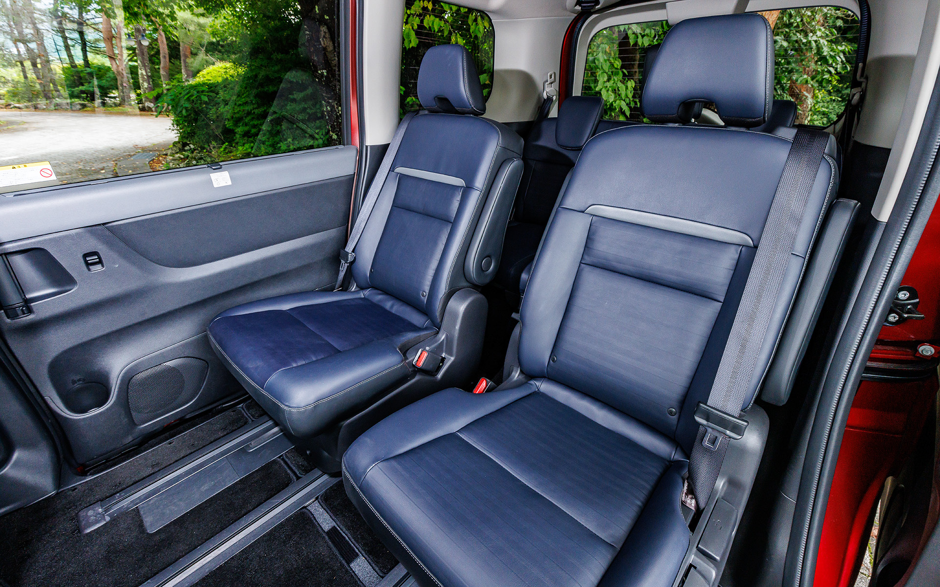 シートは素材の高級感と、お菓子などの食べかすが隙間に入り込みにくく、飲み物などをこぼしてしまったときもふき取りやすいなど機能性を両立。また、運転席の足の通過スペースを先代モデルから120mm拡大し、運転席と助手席の間の移動をよりしやすくするとともに、シートスライド機構を3列目にも標準装備したことで、8人フル乗車でもゆったりとした座り心地を実現した。なお、3列目用にスライドドアの開閉スイッチも用意され、乗降時の利便性を高めている