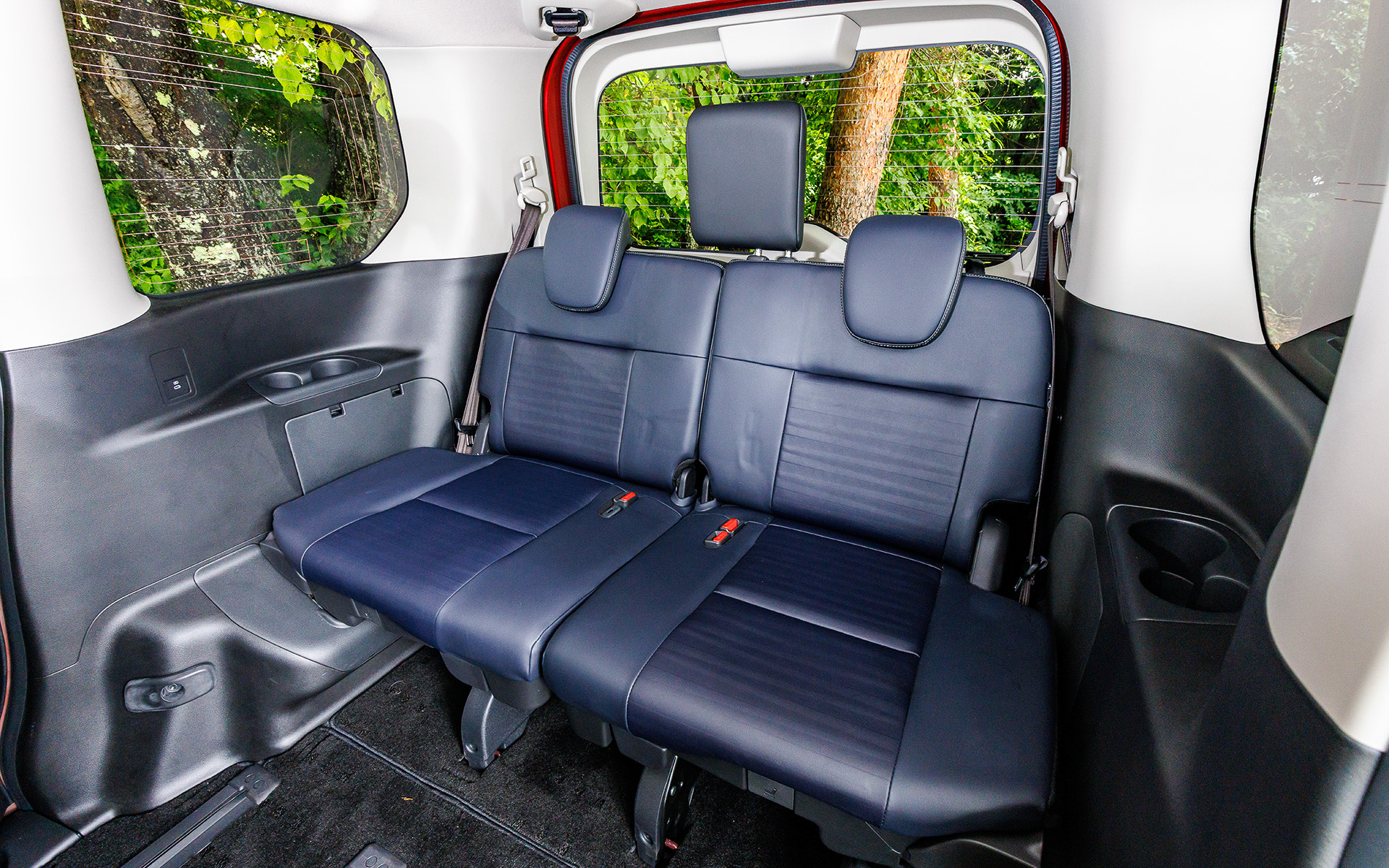 シートは素材の高級感と、お菓子などの食べかすが隙間に入り込みにくく、飲み物などをこぼしてしまったときもふき取りやすいなど機能性を両立。また、運転席の足の通過スペースを先代モデルから120mm拡大し、運転席と助手席の間の移動をよりしやすくするとともに、シートスライド機構を3列目にも標準装備したことで、8人フル乗車でもゆったりとした座り心地を実現した。なお、3列目用にスライドドアの開閉スイッチも用意され、乗降時の利便性を高めている