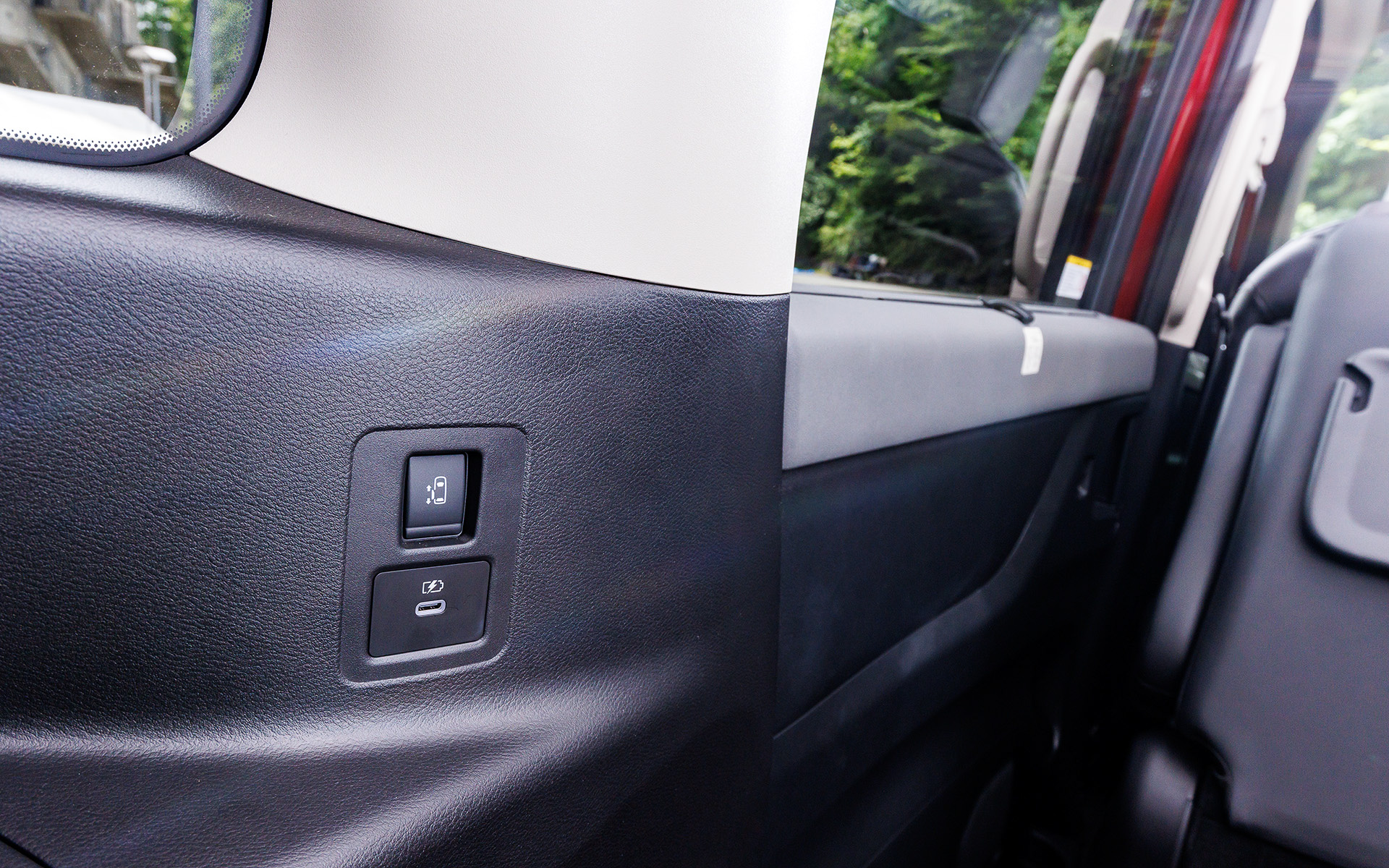 シートは素材の高級感と、お菓子などの食べかすが隙間に入り込みにくく、飲み物などをこぼしてしまったときもふき取りやすいなど機能性を両立。また、運転席の足の通過スペースを先代モデルから120mm拡大し、運転席と助手席の間の移動をよりしやすくするとともに、シートスライド機構を3列目にも標準装備したことで、8人フル乗車でもゆったりとした座り心地を実現した。なお、3列目用にスライドドアの開閉スイッチも用意され、乗降時の利便性を高めている