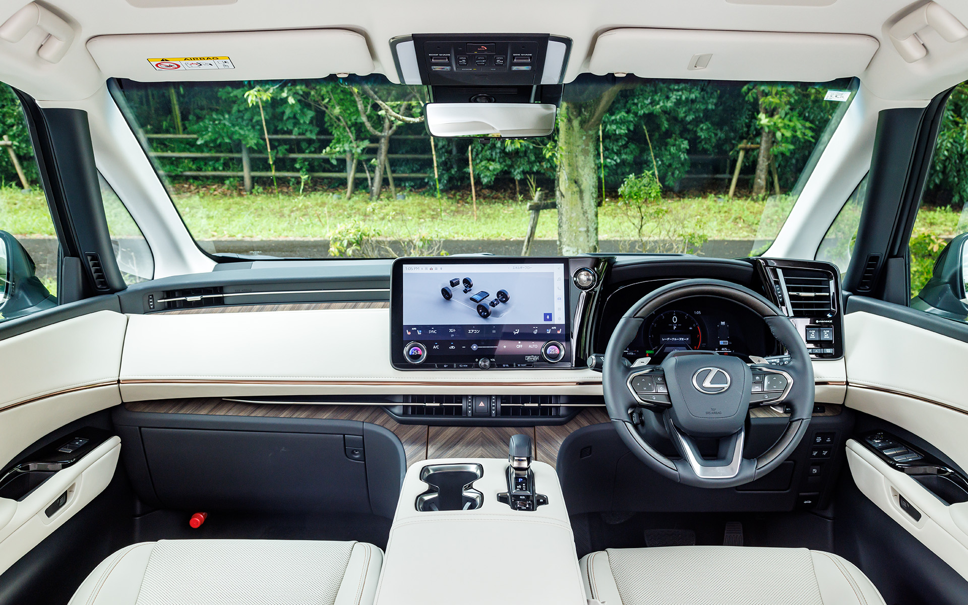 人とクルマがしっかりと意思疎通できることを目指したレクサスのコクピット設計の考え方「Tazuna Concept」を継承。ヘッドアップディスプレイからメーターに向かう前後方向につながる情報系部品配置と、メーターからタッチディスプレイへつながる部品構成にすることでスムーズな視線移動を実現。さらにステアリング周辺に走行系を配置してスムーズな操作を可能にしている