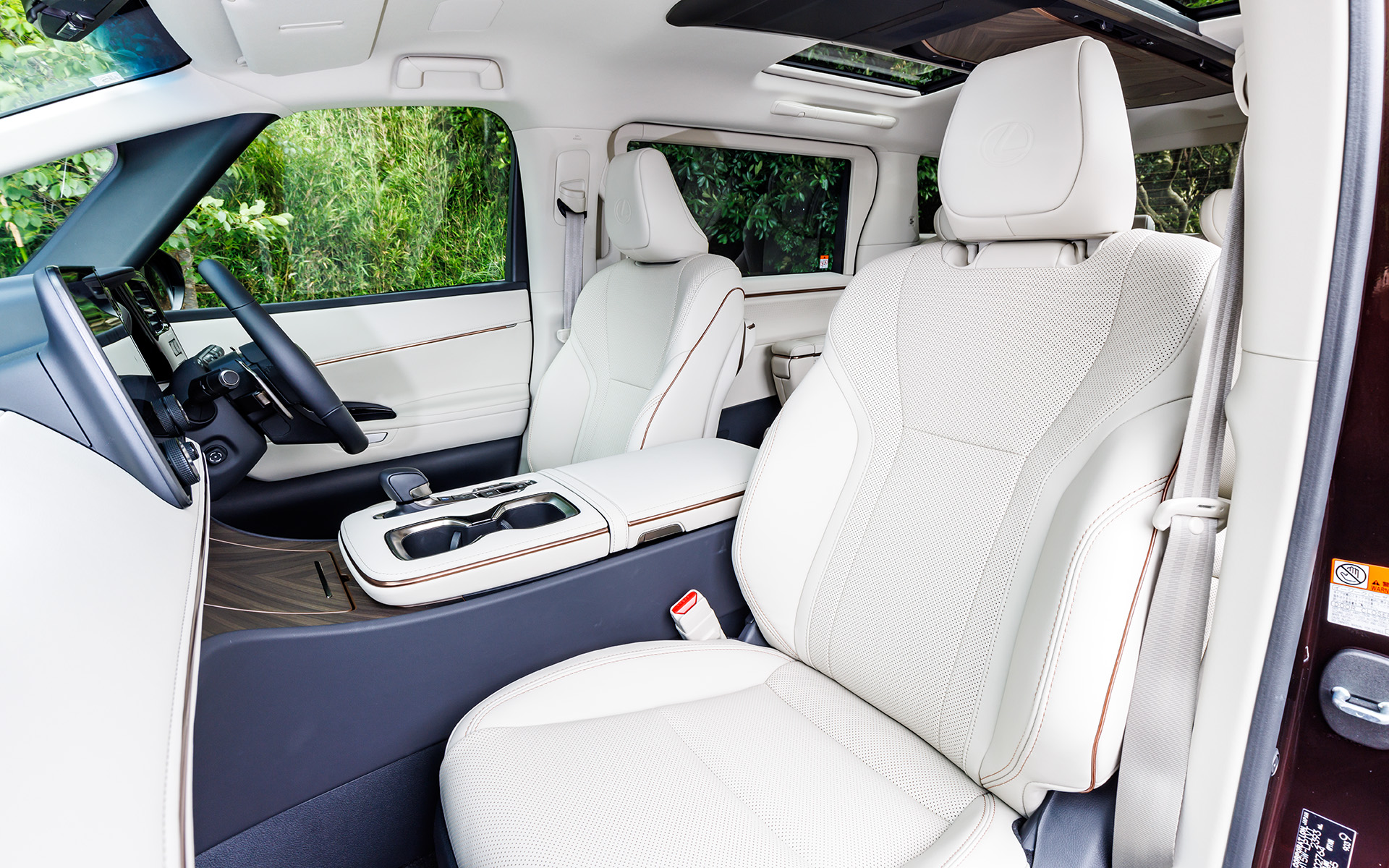 6人乗り仕様の1列目シート。試乗車のインテリアカラーはソリスホワイト、内装加飾はサテンカッパー。インパネからドア、スライドドアへとまっすぐなラインでつながっている