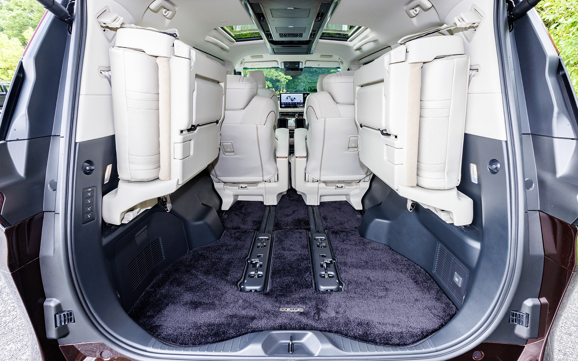 3列目シートは跳ね上げ式。ボディが長いので収容量は十分確保されている