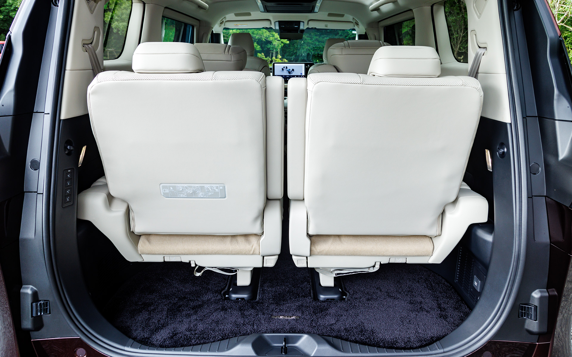 3列目シート使用時はシート下の収容スペースを活用できる