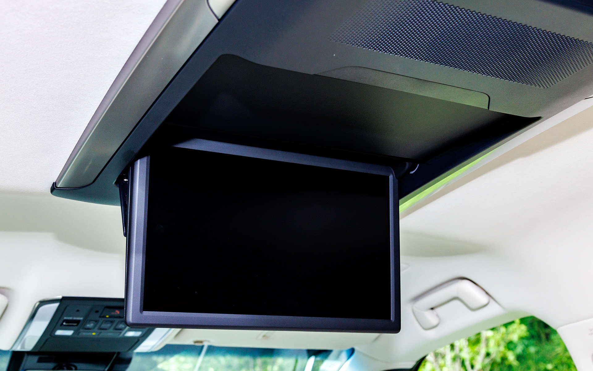 後席用モニターは14インチを用意