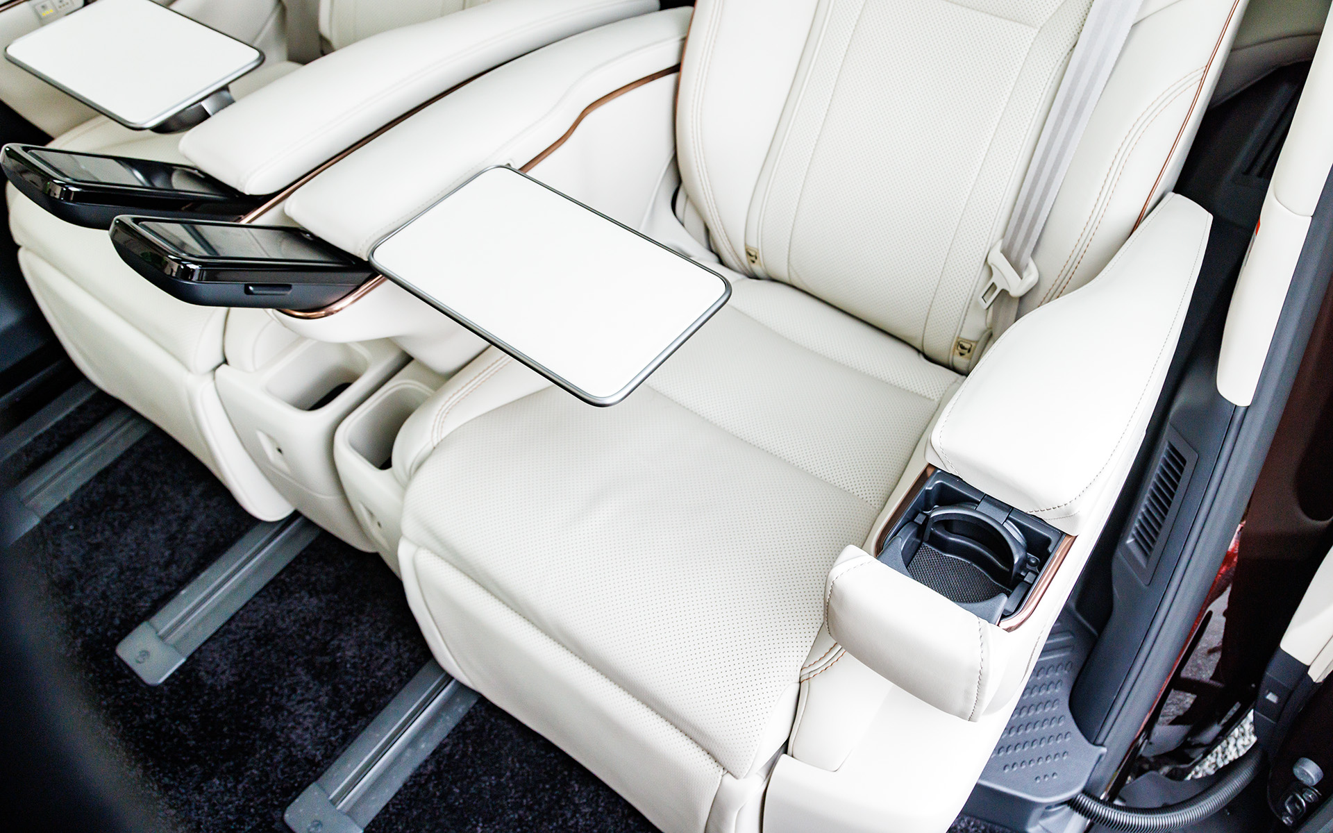 2列目の格納式テーブルは、折り畳み式からつなぎ目のない1枚ものへと変更されている