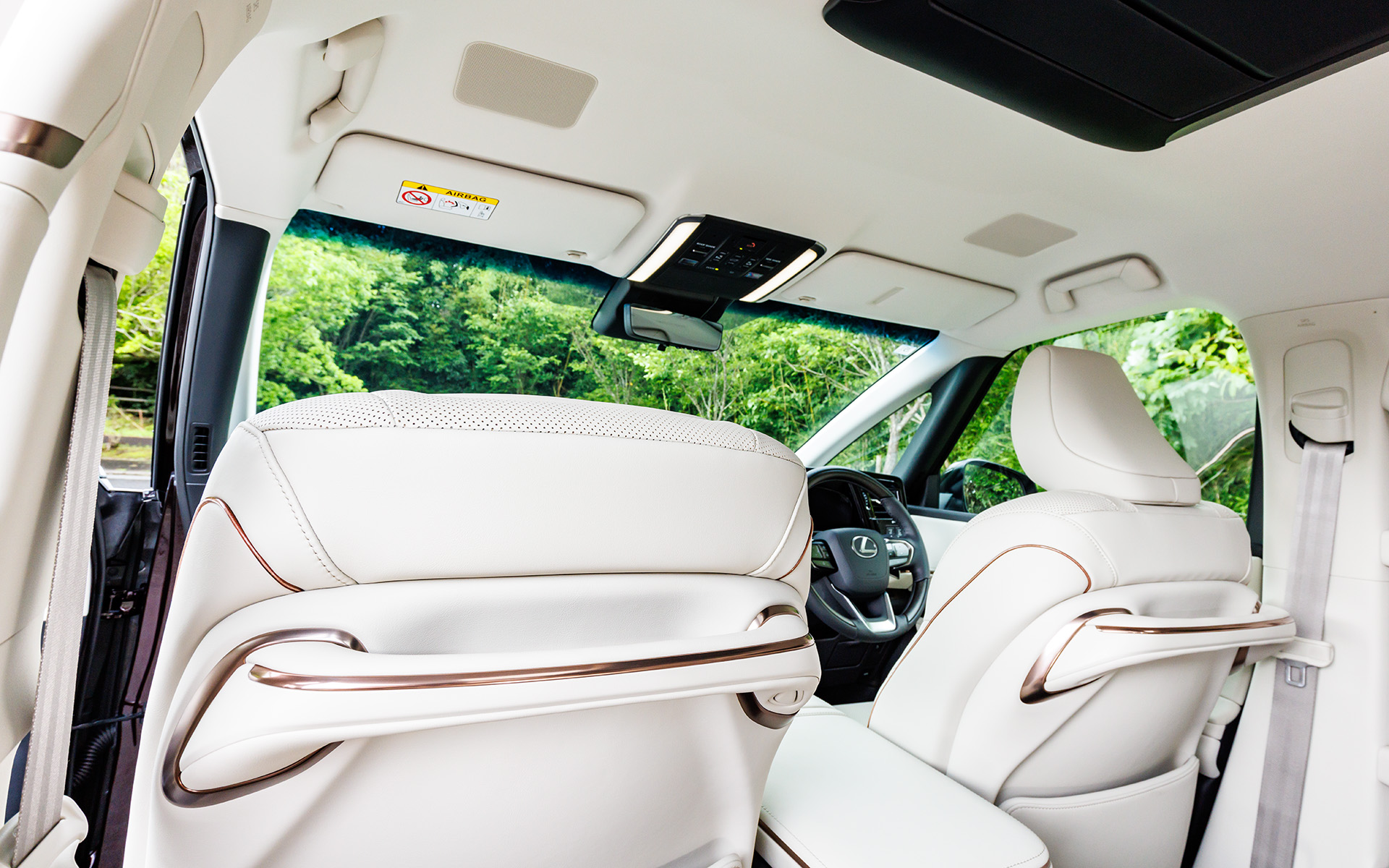 シートバックには2列目の乗降性を配慮した大型バックボードクリップが配されている