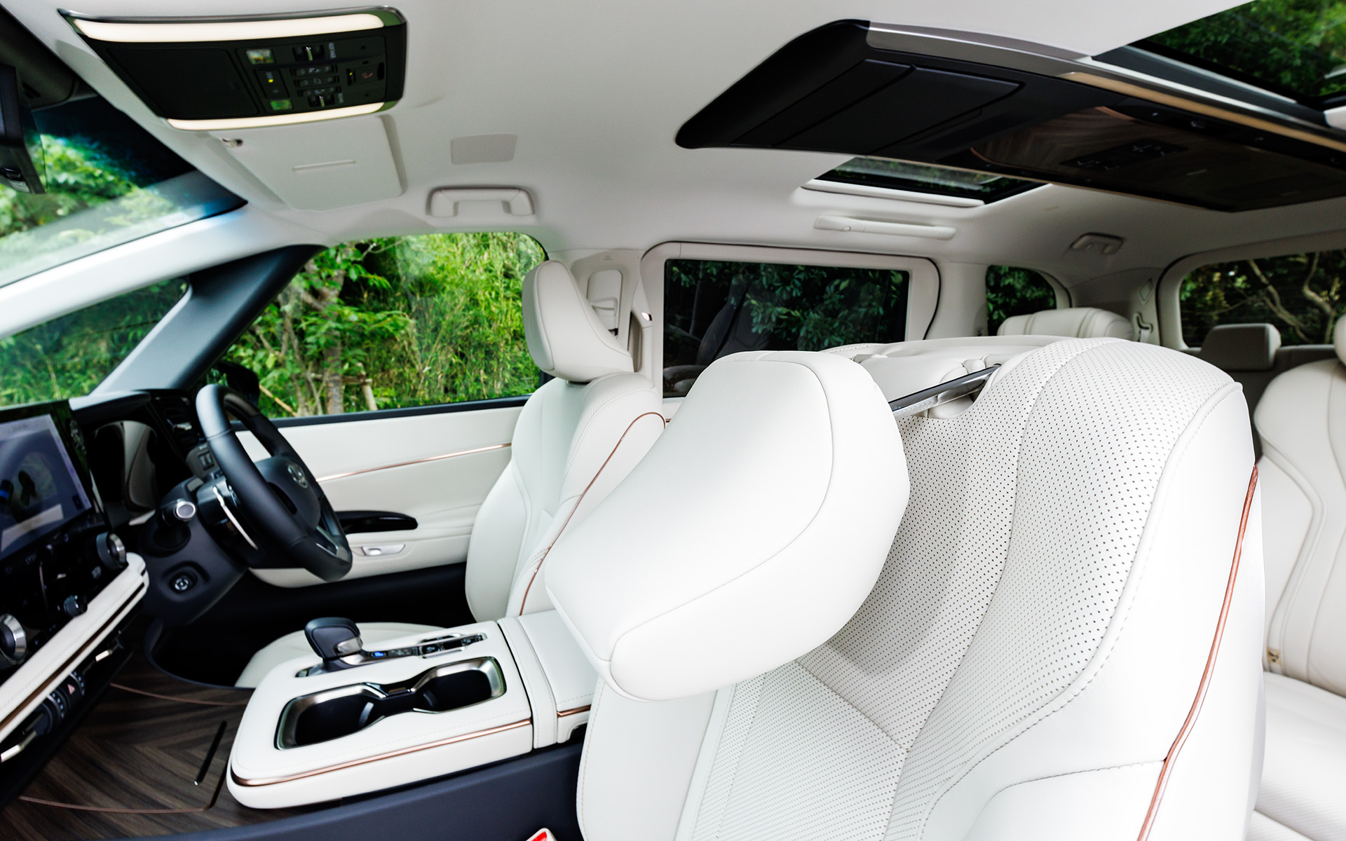 助手席のヘッドレストは前方へ倒せるようになっている