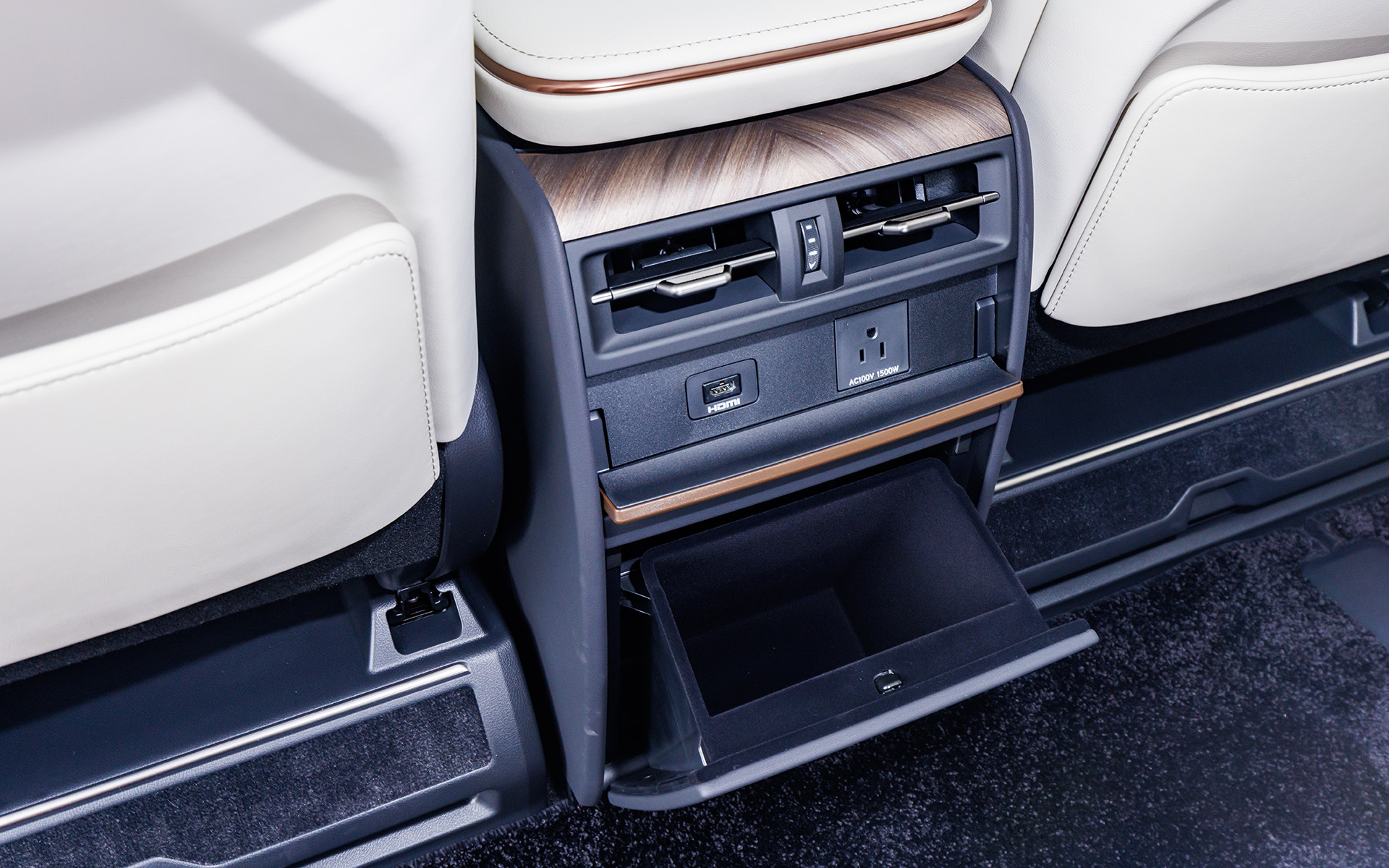 2列目用エアコン吹き出し口や、アクセサリーコンセント（AC100V）、HDMI端子、ユーティリティボックスを完備