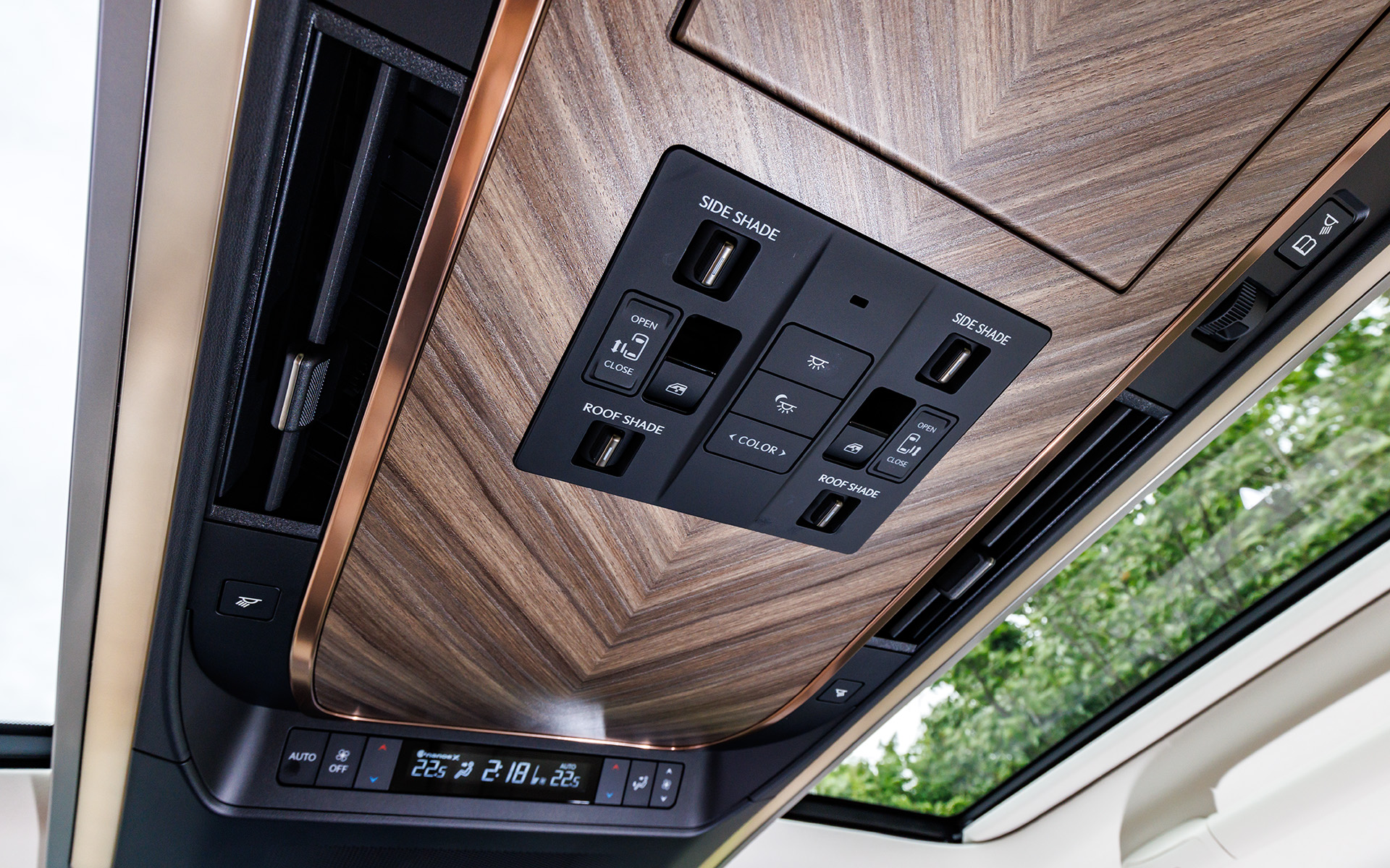 4層の立体印刷技術「Viscotecs」により、日本古来より縁起のいい文様とされる“矢羽根”をモダン柄にアレンジし、インパネフロントコンソールとリアオーバーヘッドコンソールへ採用している